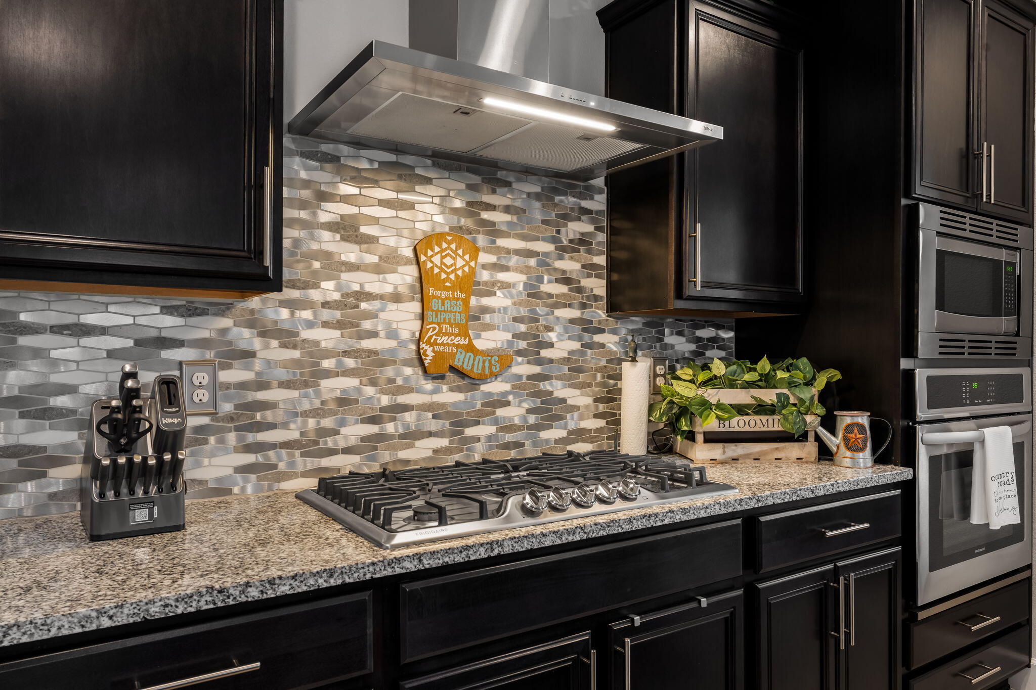 Photo 2 — 6215 Basil Place NW