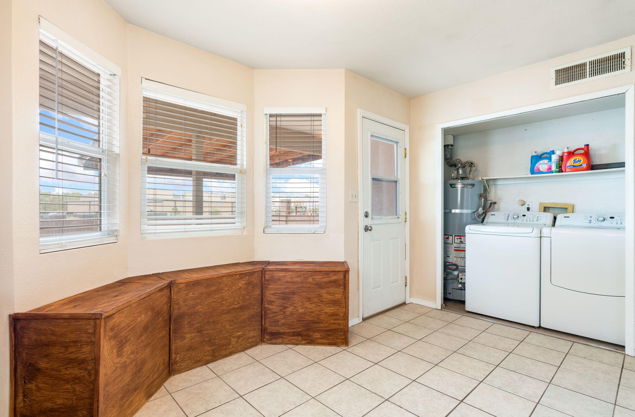 Photo 16 — 148 Pearl Drive NE