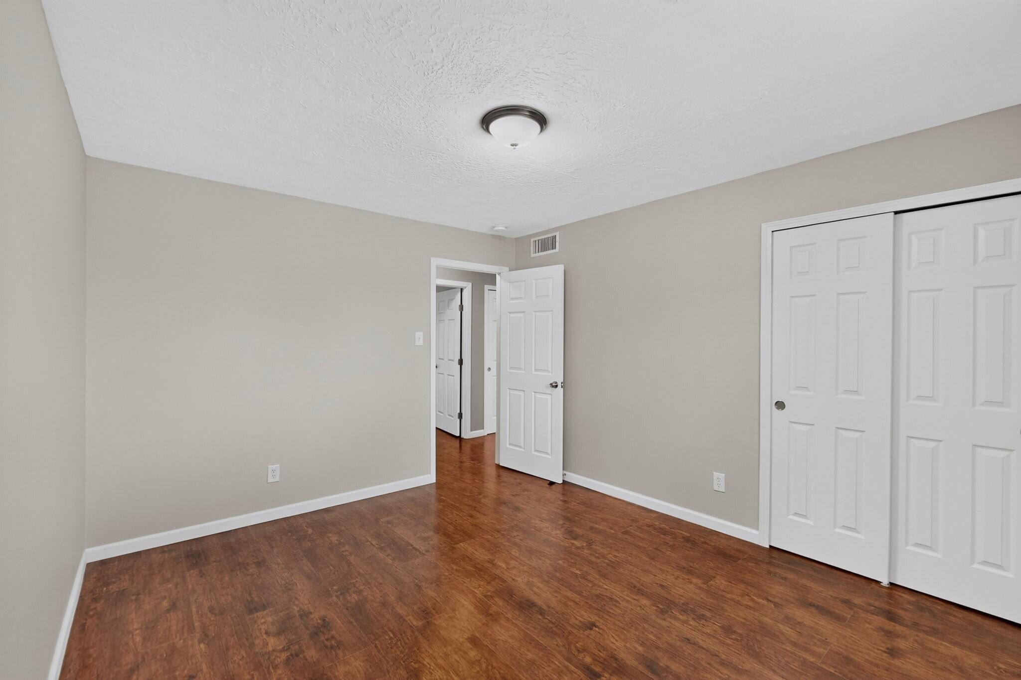 Photo 18 — 3802 Saint Andrews Drive SE