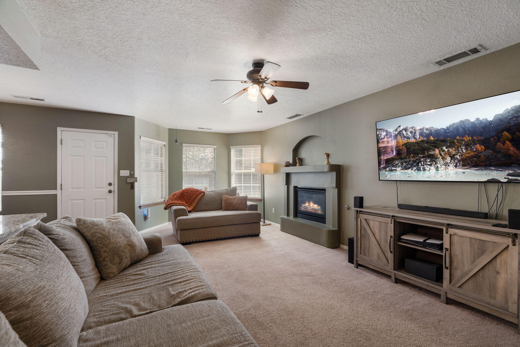 Photo 14 — 1910 Moneda Drive NW