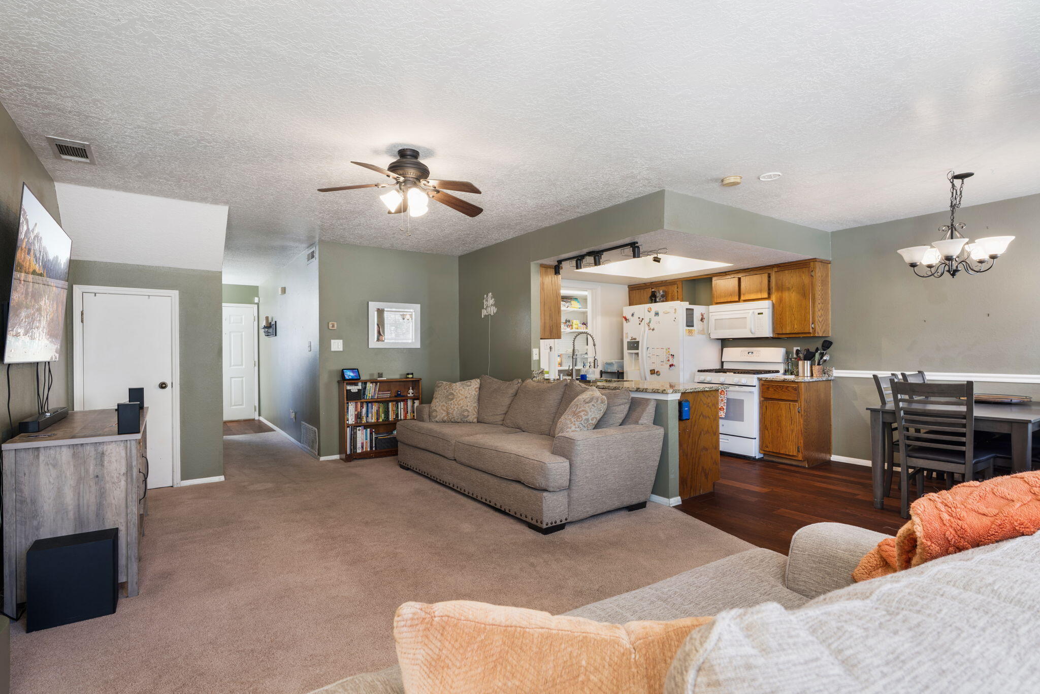 Photo 13 — 1910 Moneda Drive NW