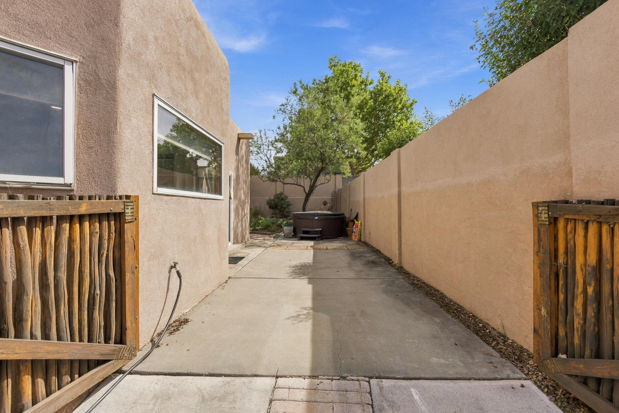 Photo 18 — 712 Navarra Way SE
