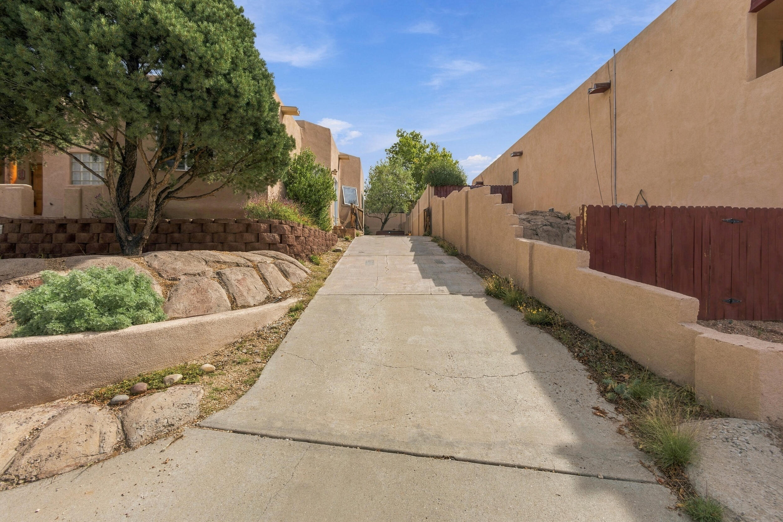Photo 17 — 712 Navarra Way SE