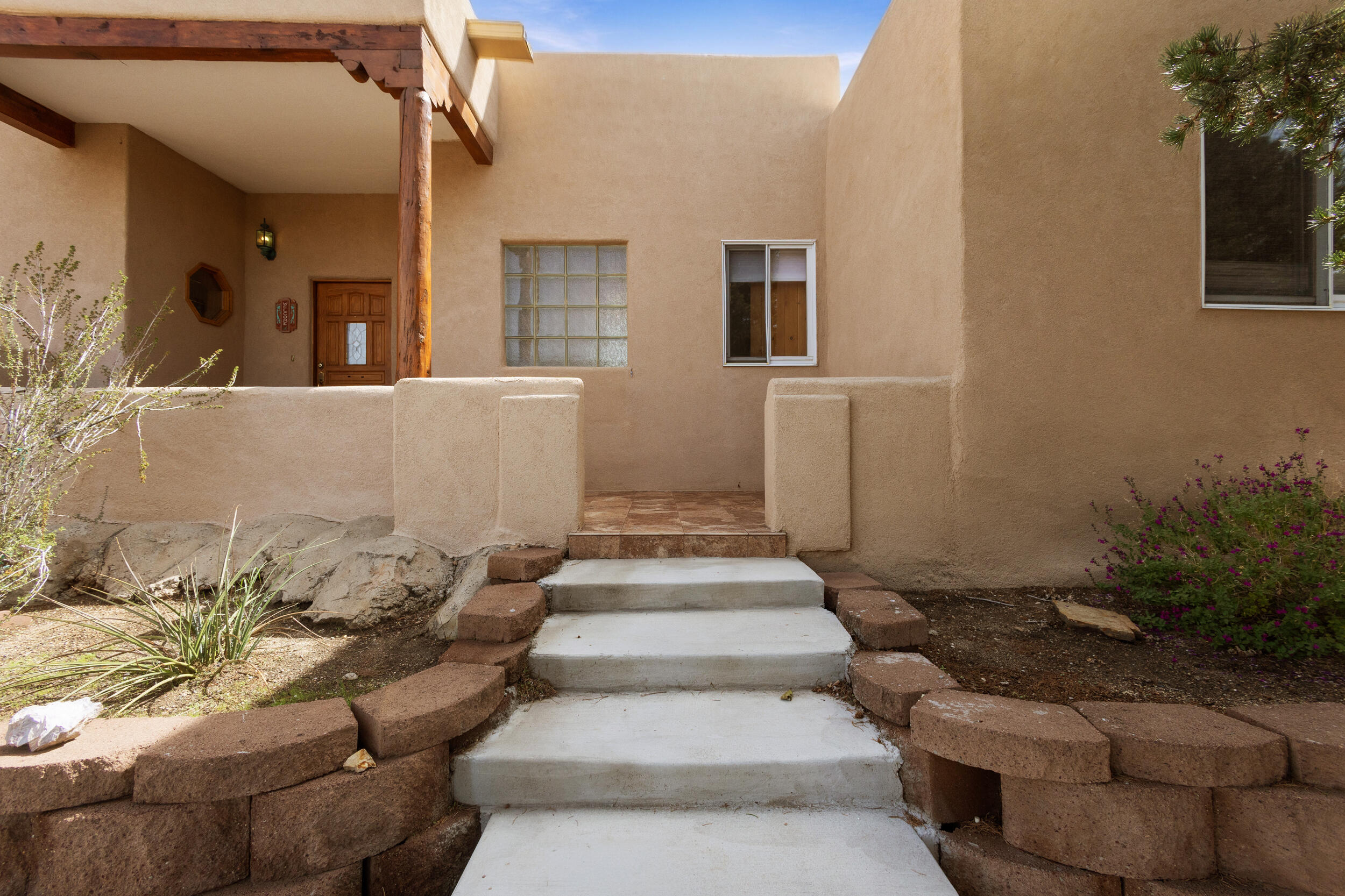 Photo 12 — 712 Navarra Way SE