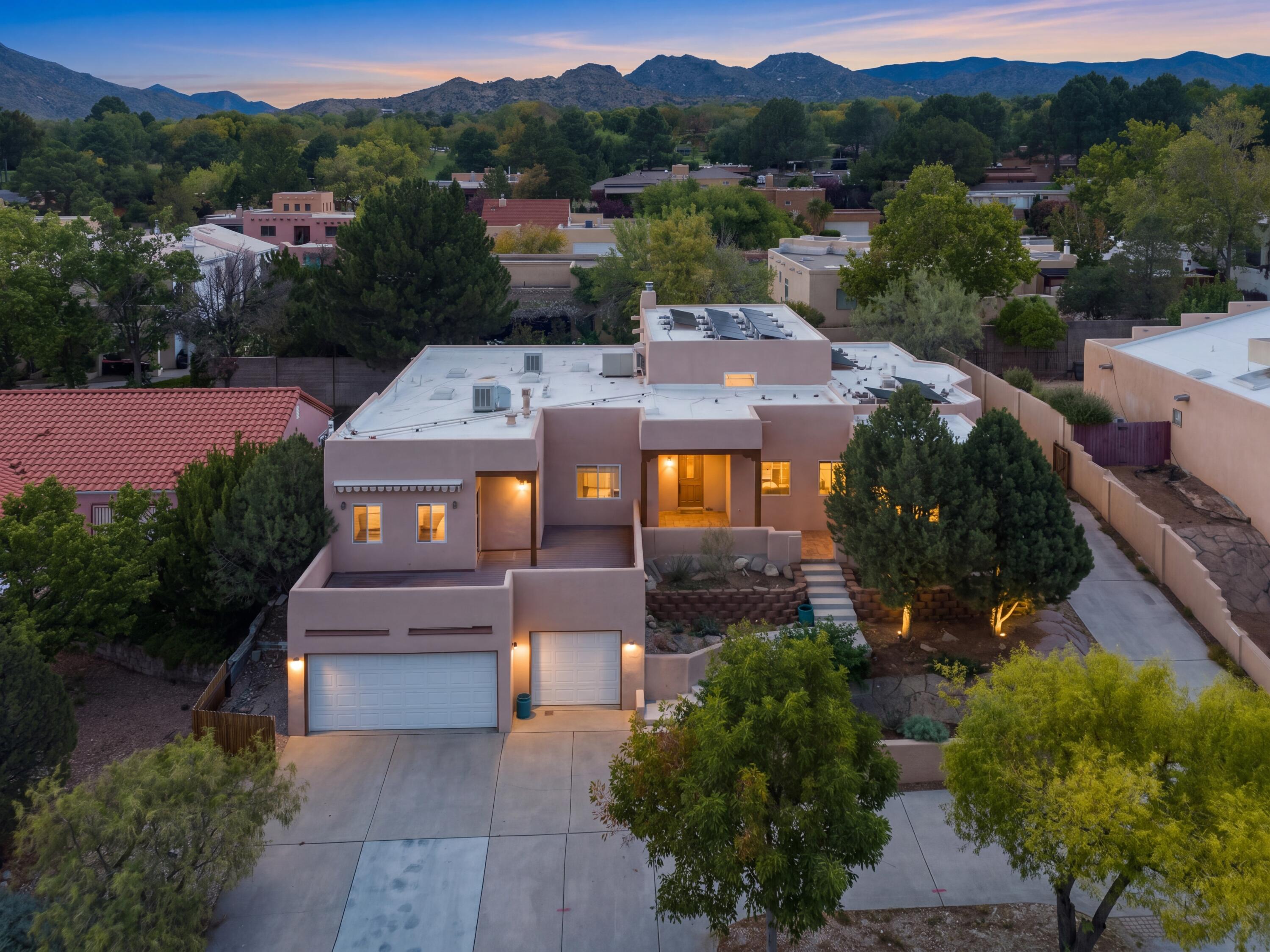 Photo 2 — 712 Navarra Way SE