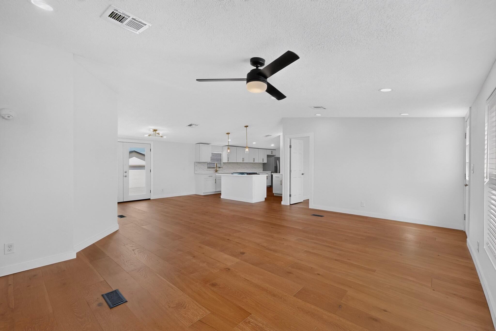 Photo 10 — 517 E 1st Street NW 11
