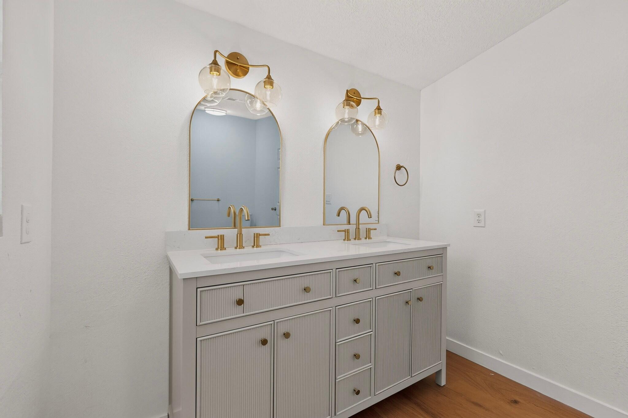 Photo 11 — 517 E 1st Street NW 11