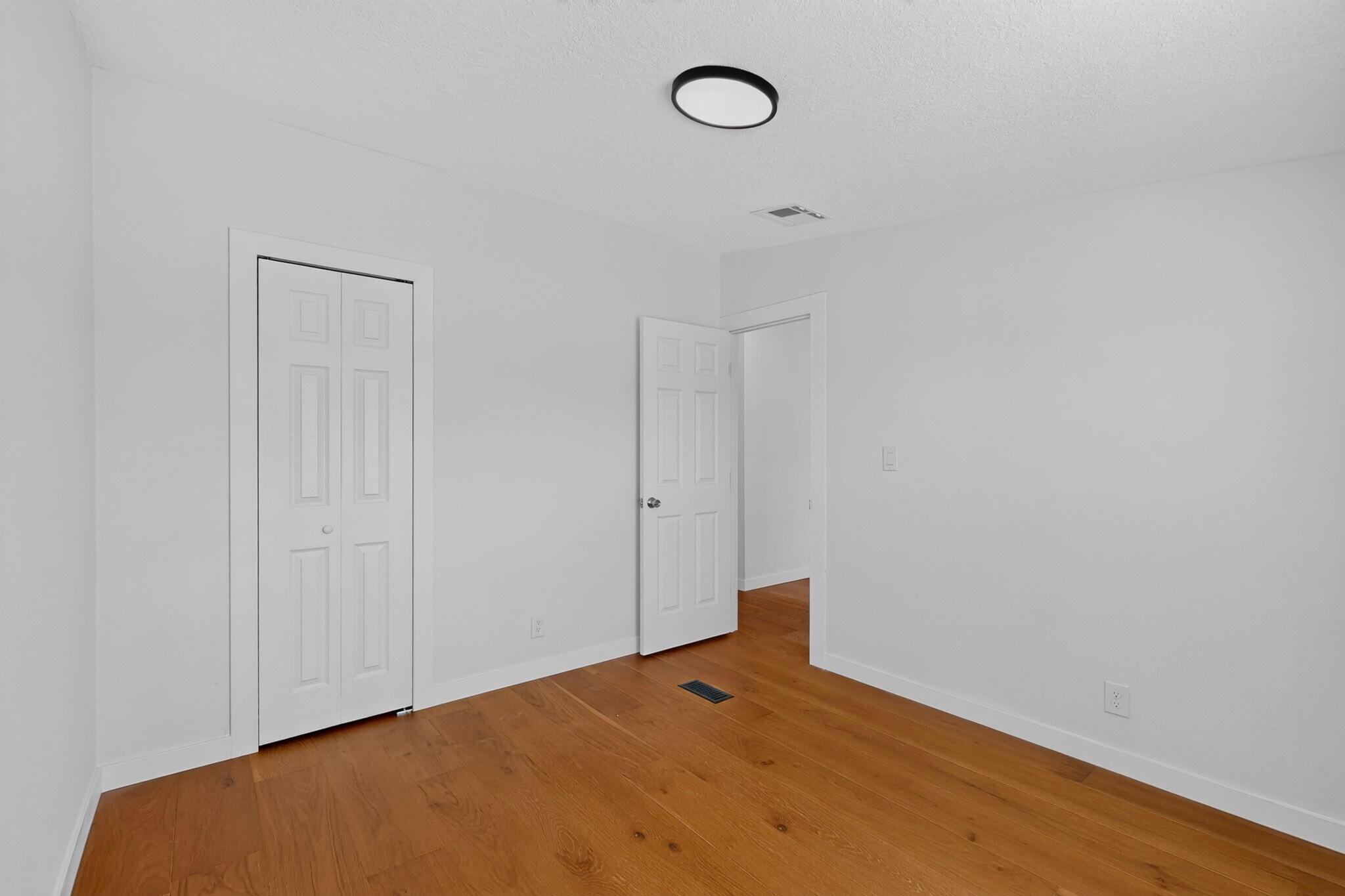 Photo 12 — 517 E 1st Street NW 11
