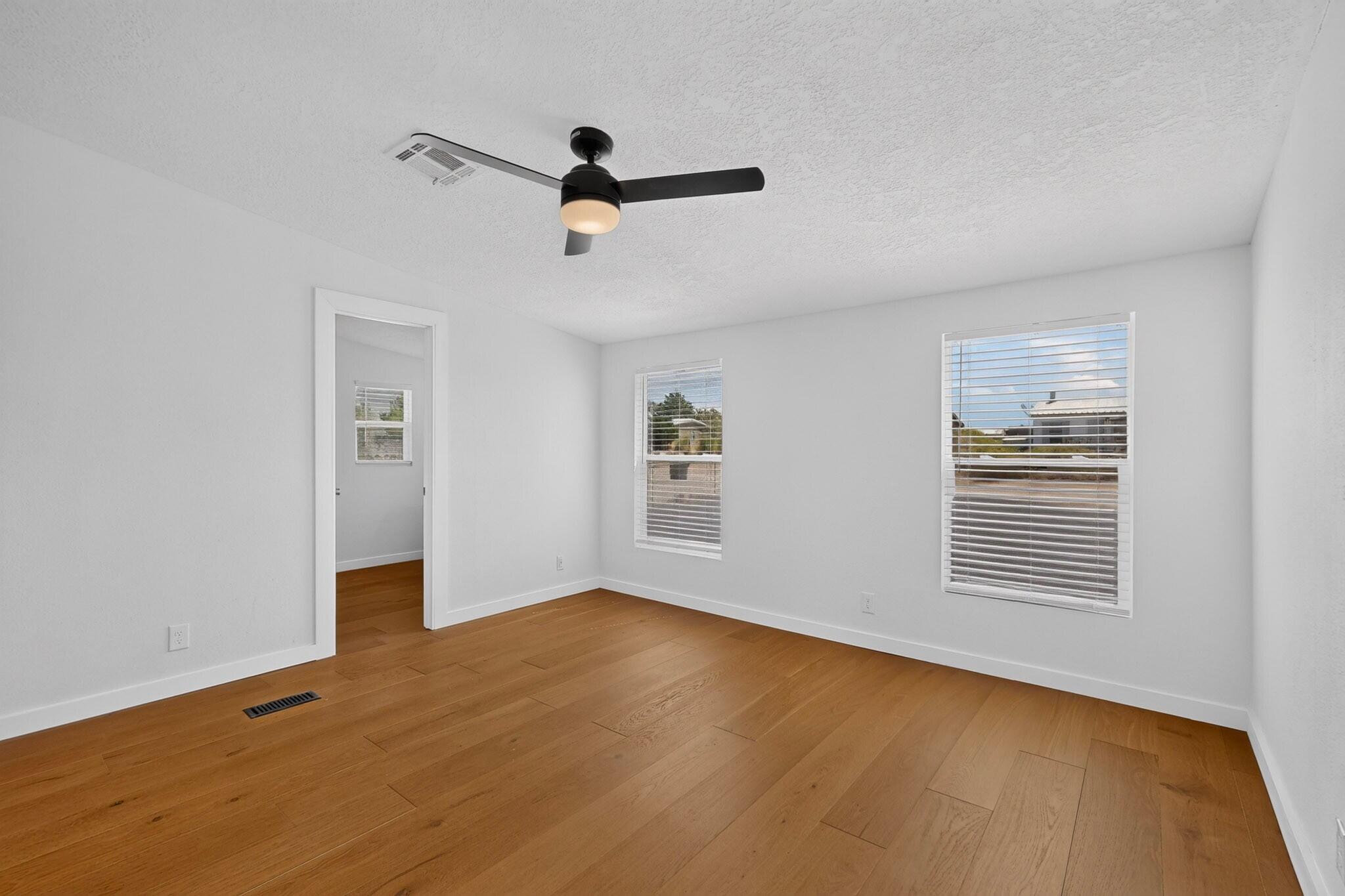 Photo 14 — 517 E 1st Street NW 11