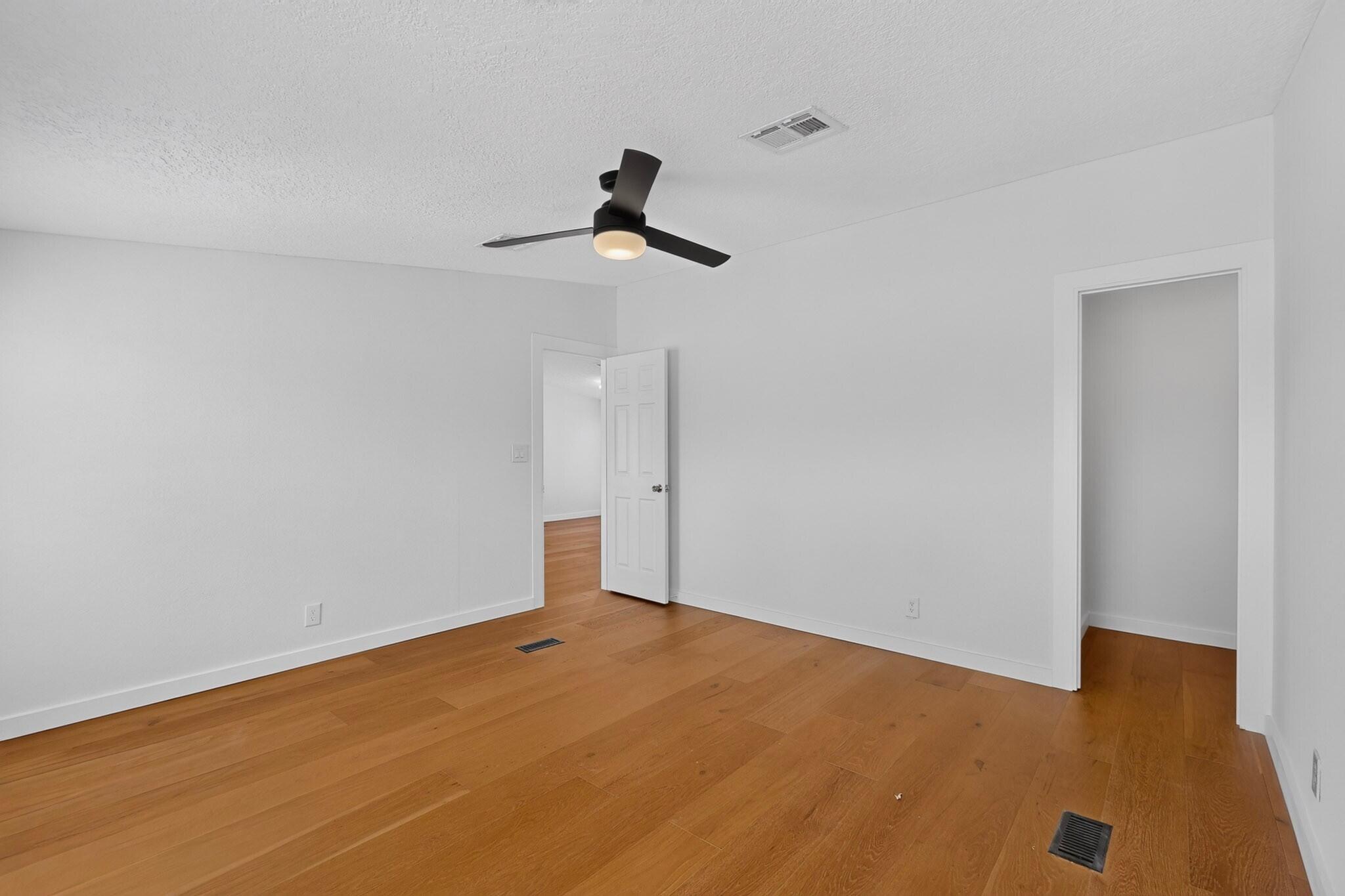 Photo 16 — 517 E 1st Street NW 11