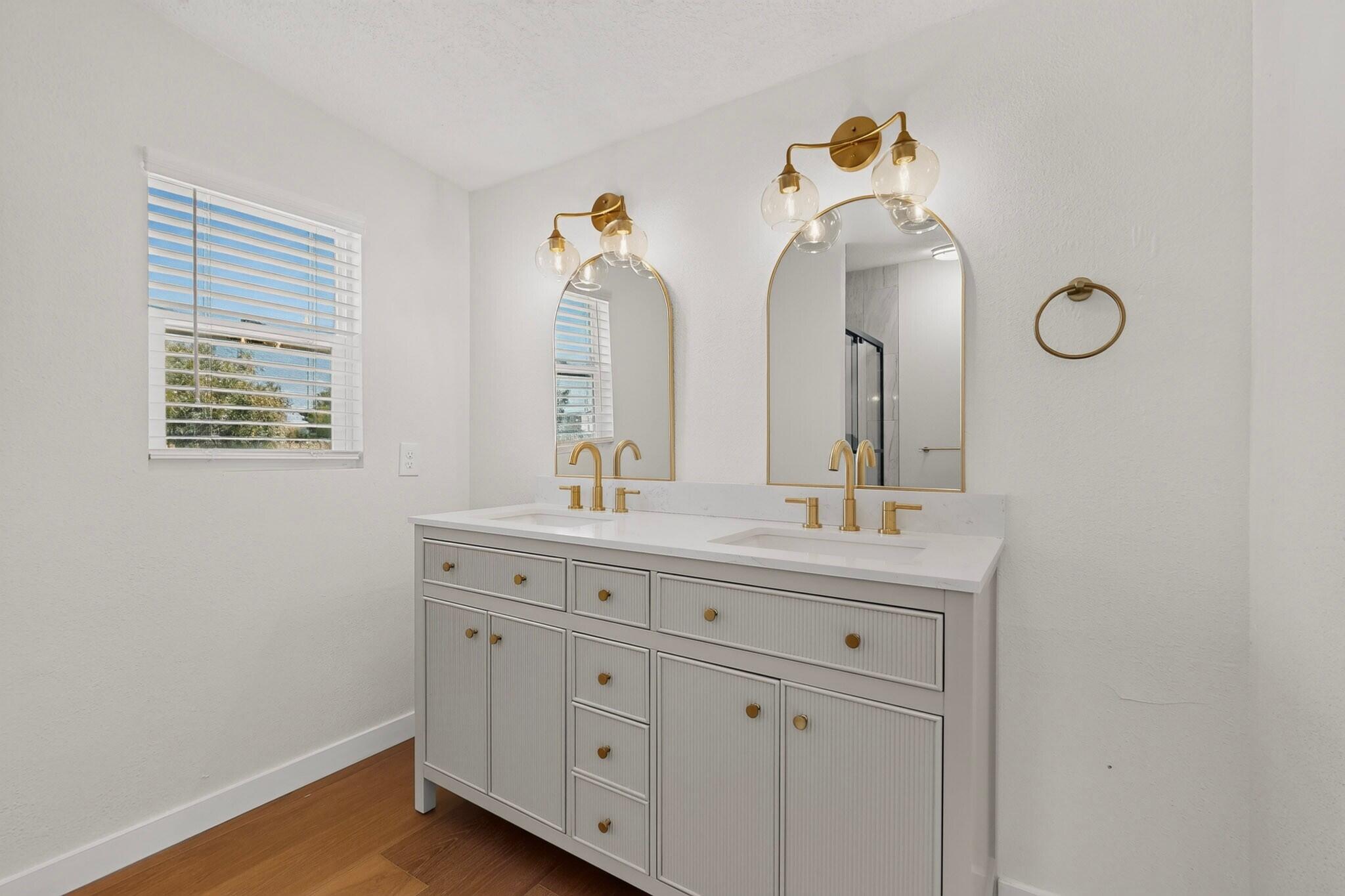 Photo 17 — 517 E 1st Street NW 11