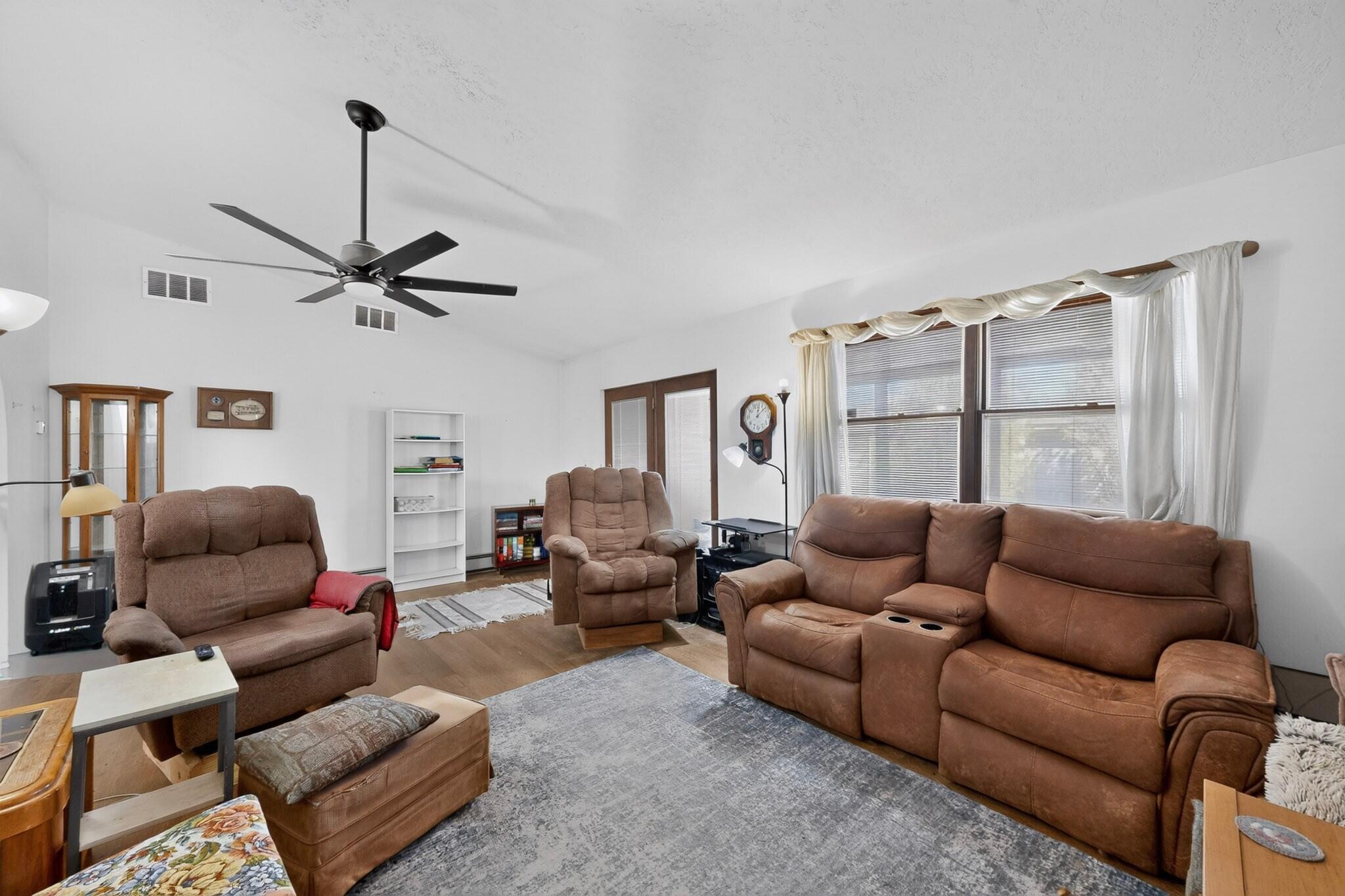 Photo 9 — 1328 Rio Grande Boulevard SW