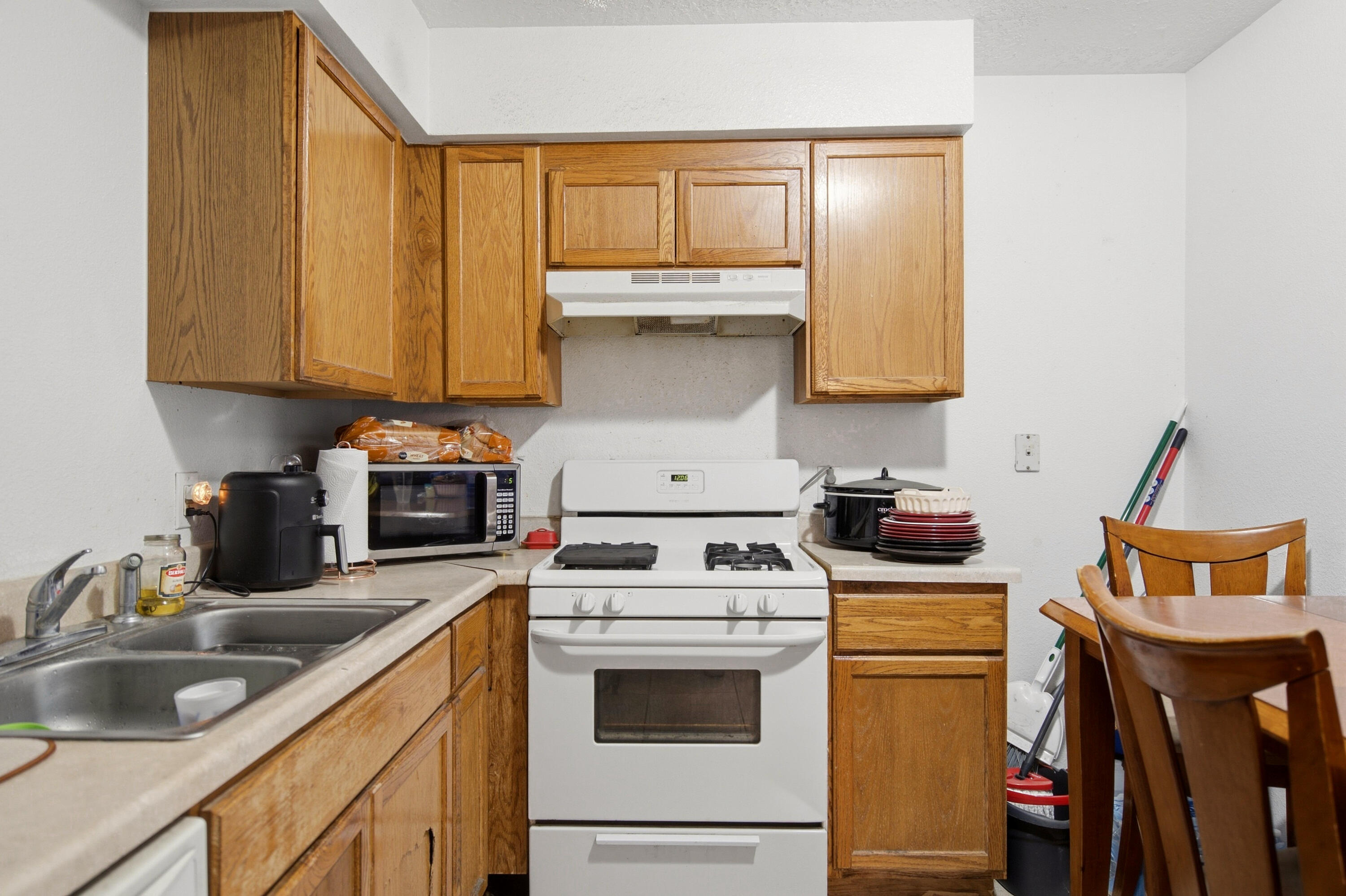 Photo 16 — 229 Hanosh Court SE 4