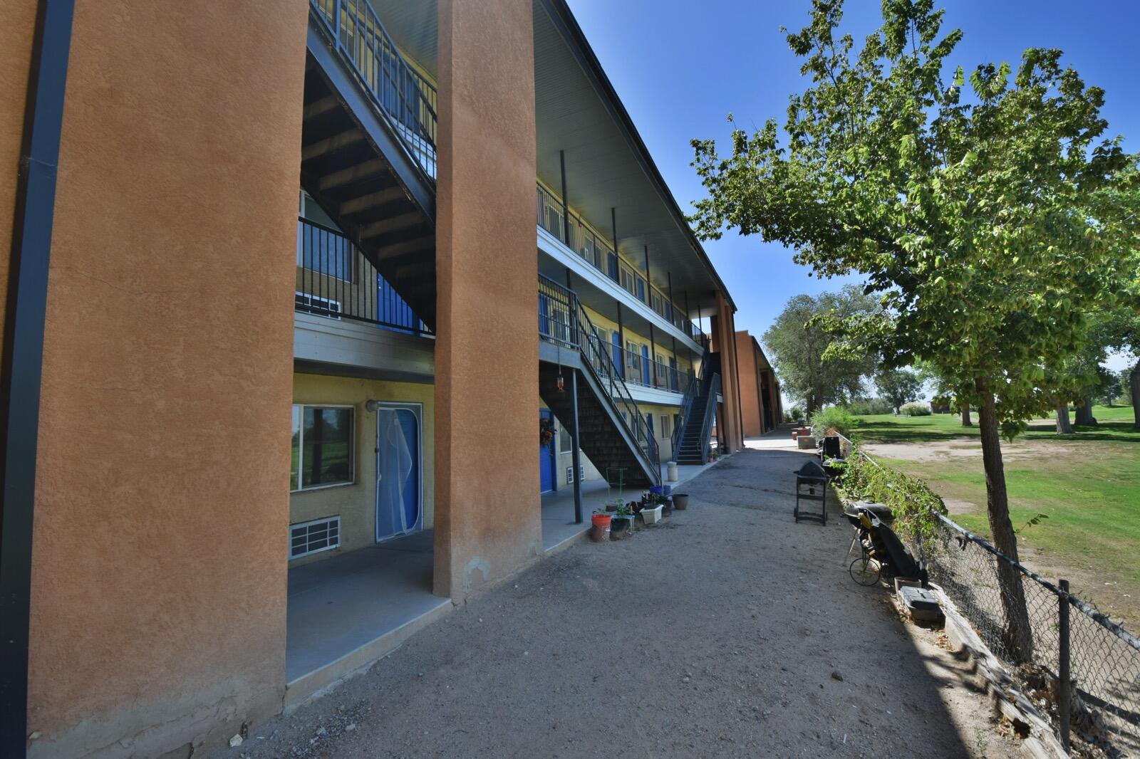 Photo 11 — 1325 Wellesley Drive SE