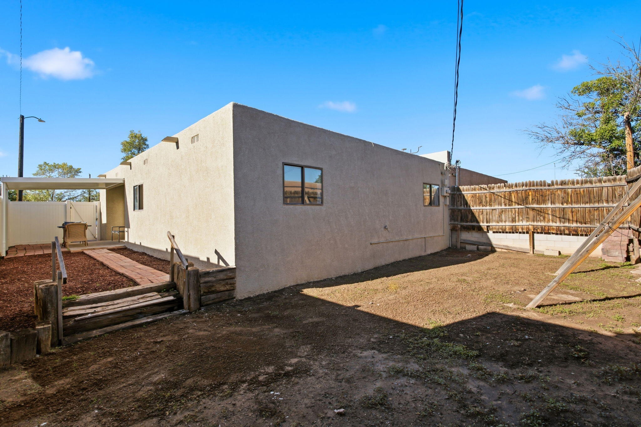 Photo 11 — 325 Shannon Place NW