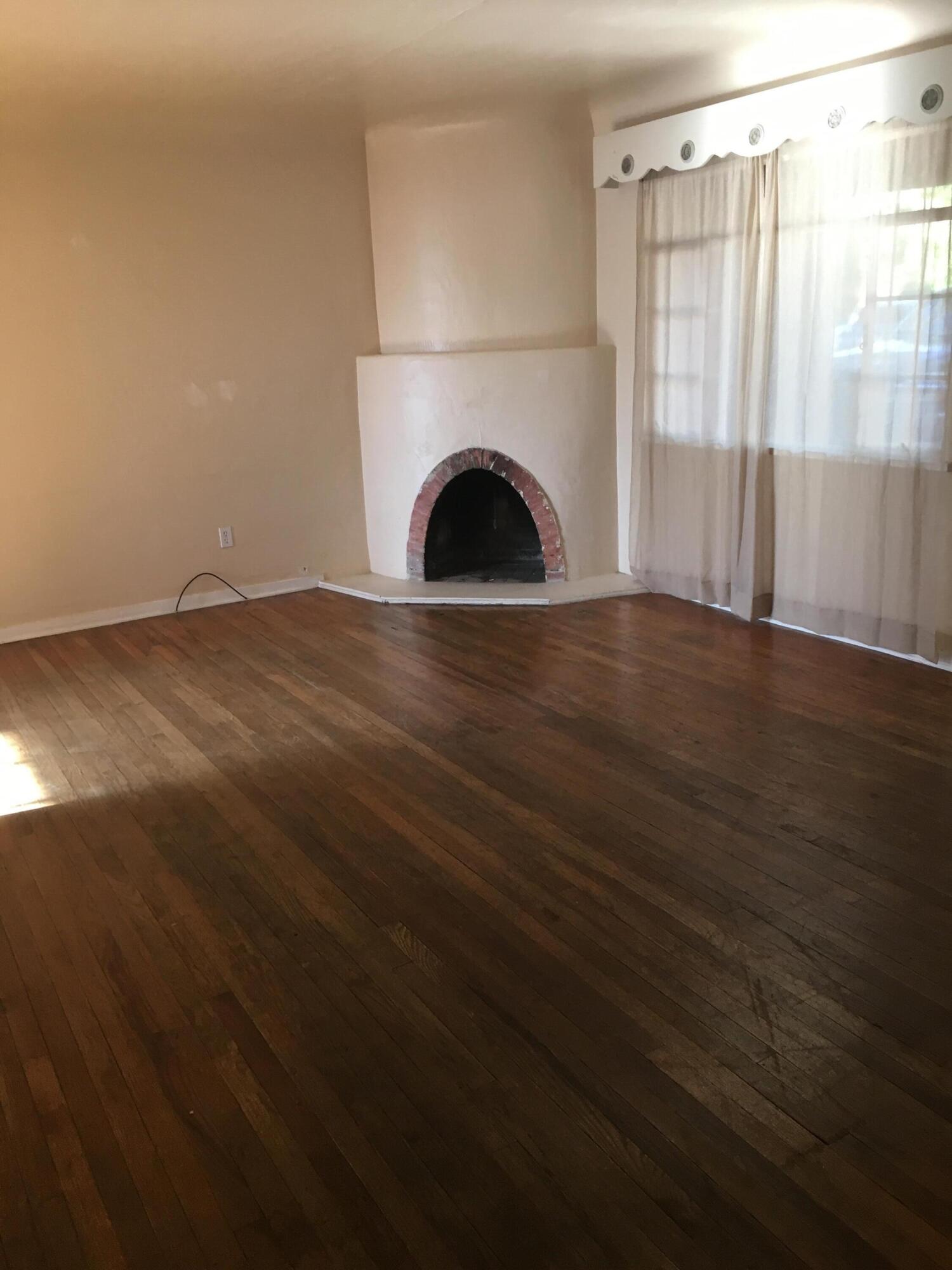 Photo 4 — 309 Cardenas Drive NE