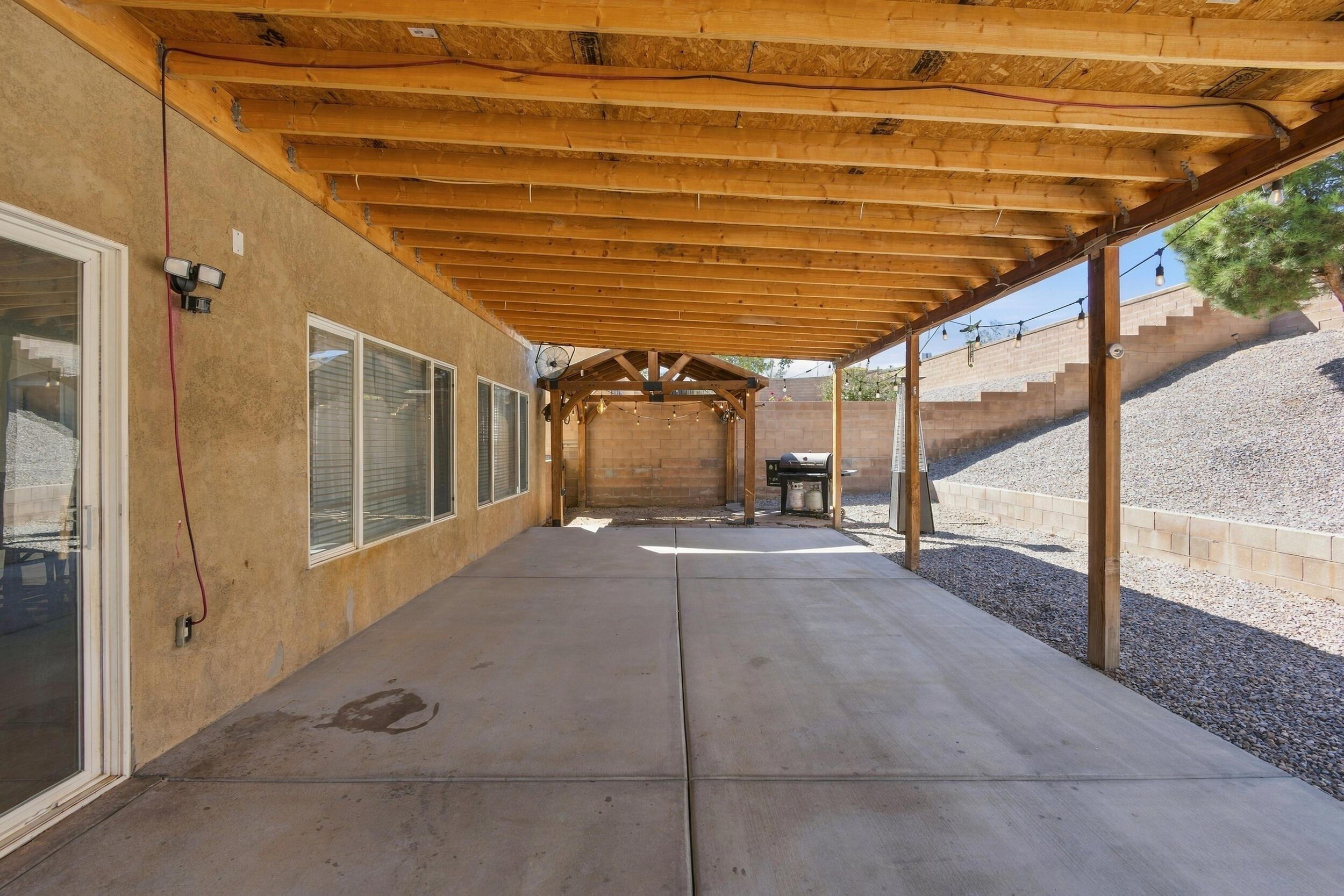 Photo 7 — 940 Colibri Avenue NW