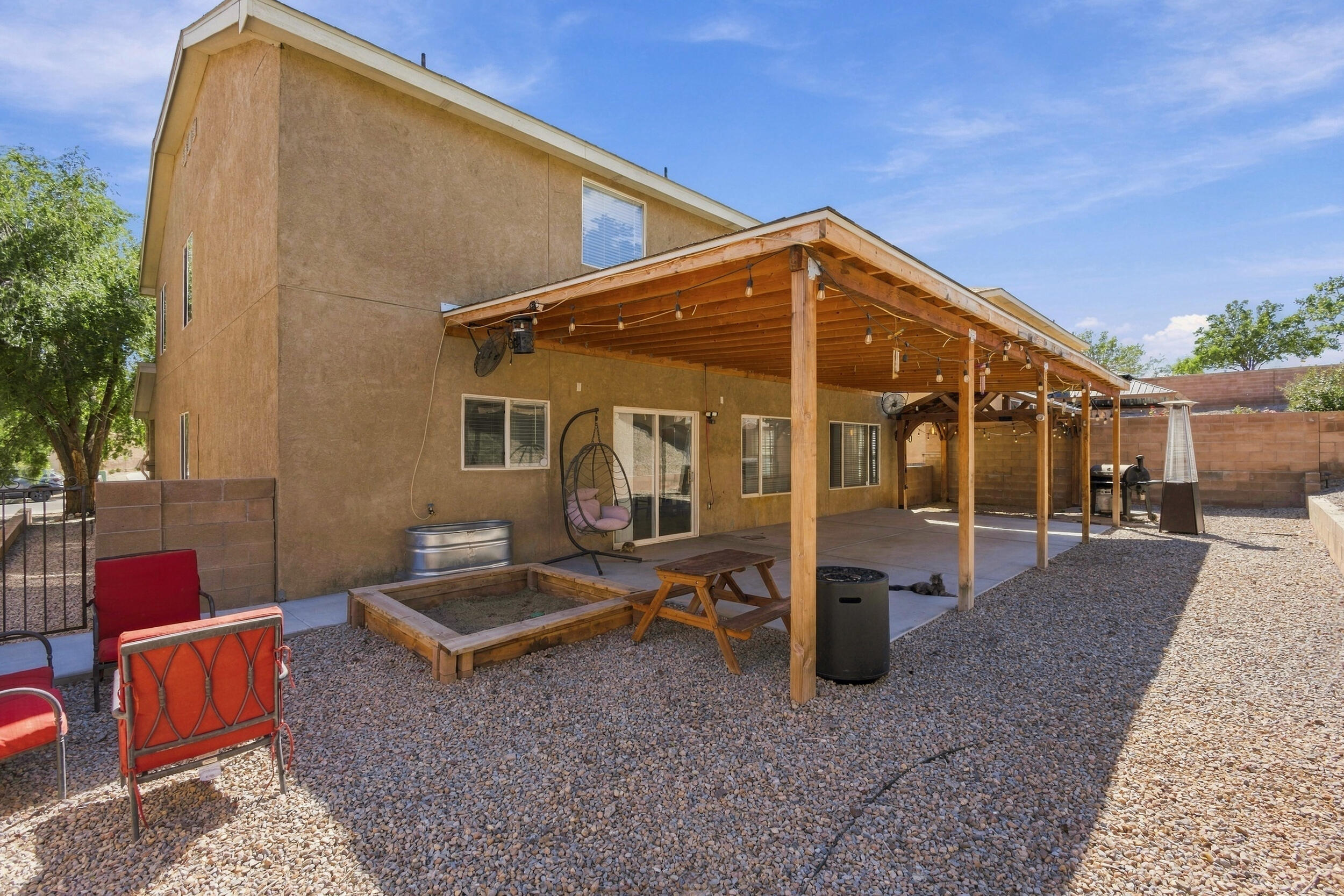 Photo 2 — 940 Colibri Avenue NW