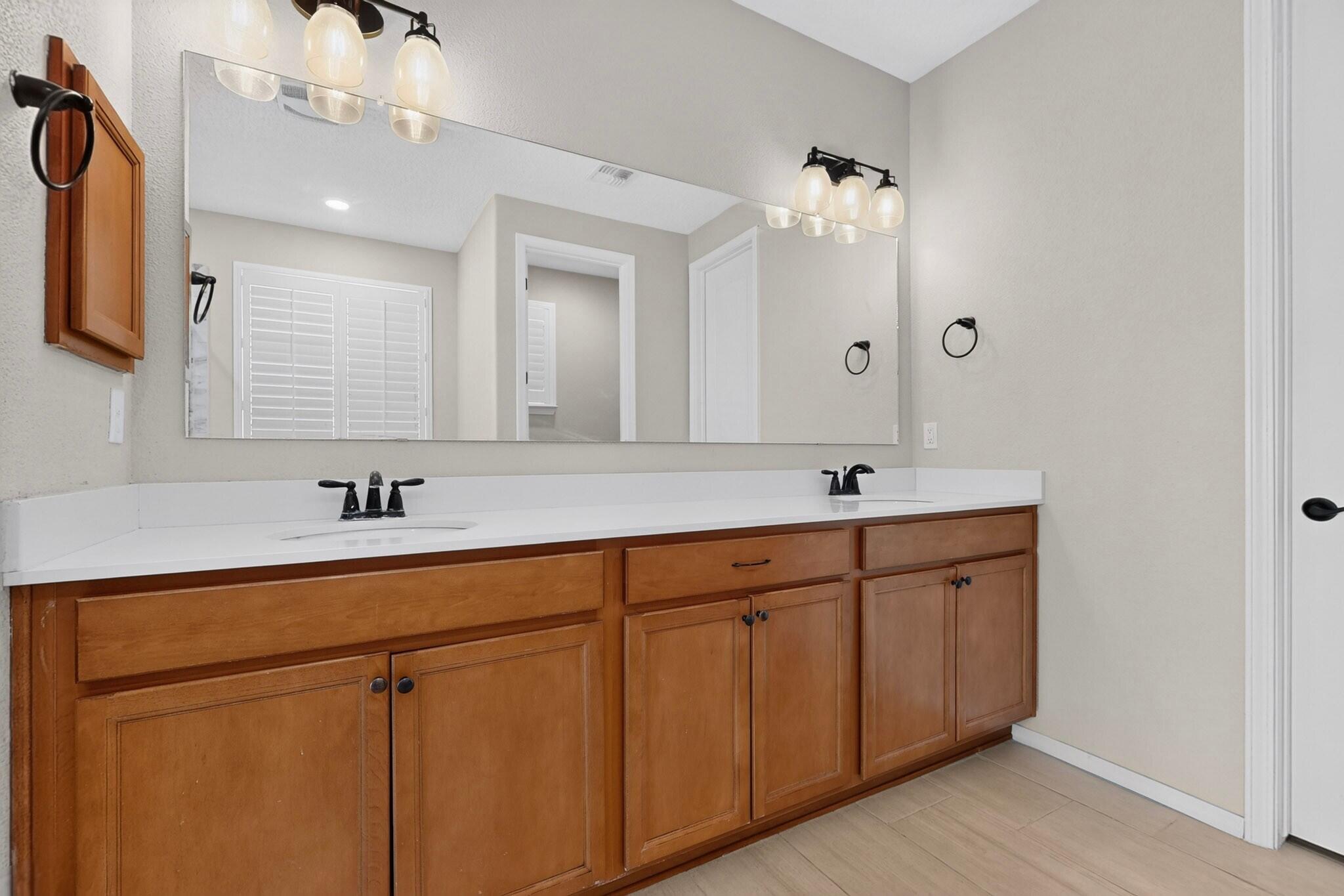 Photo 18 — 6301 Acadia Lane NE
