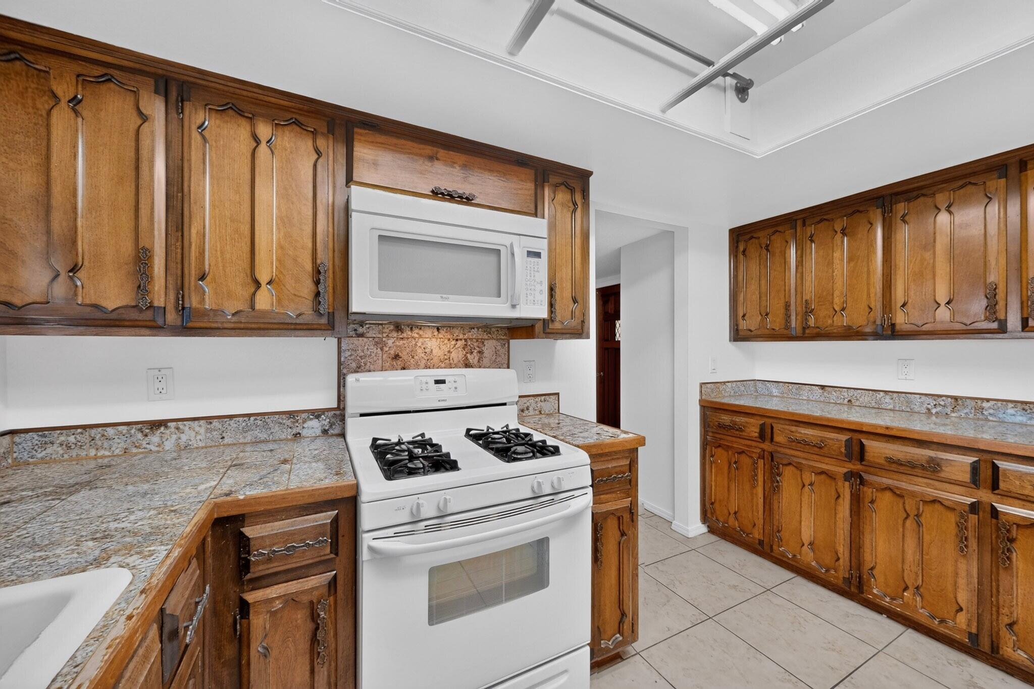 Photo 10 — 7801 Pioneer Trail NE