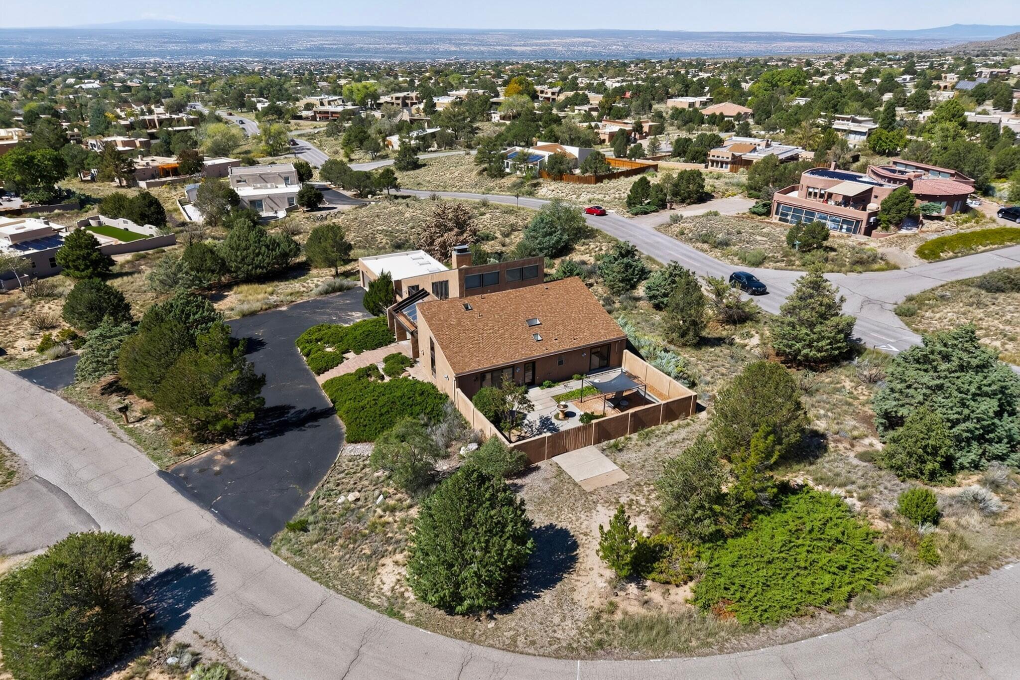 Photo 11 — 450 Live Oak Lane NE
