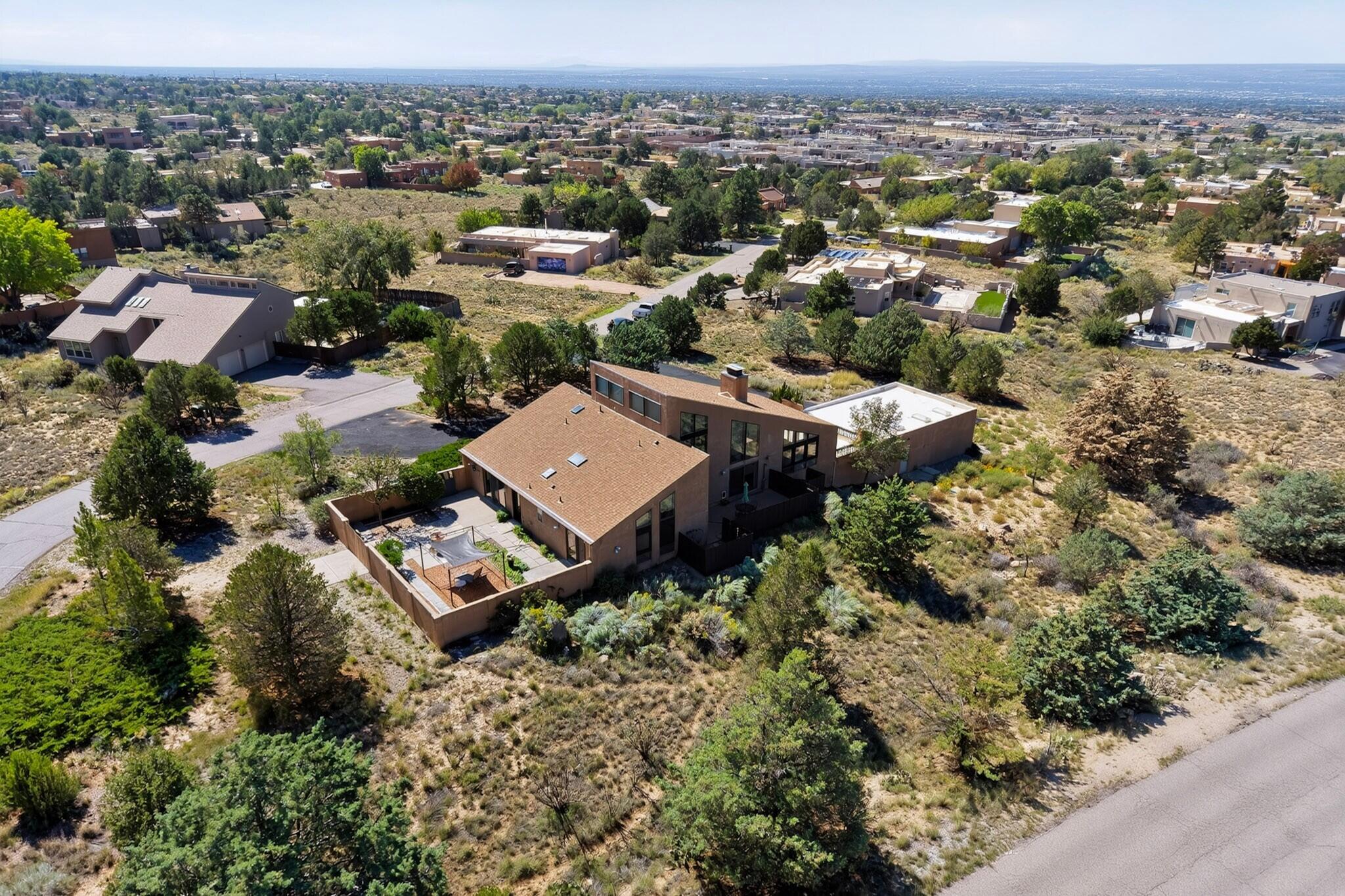Photo 10 — 450 Live Oak Lane NE