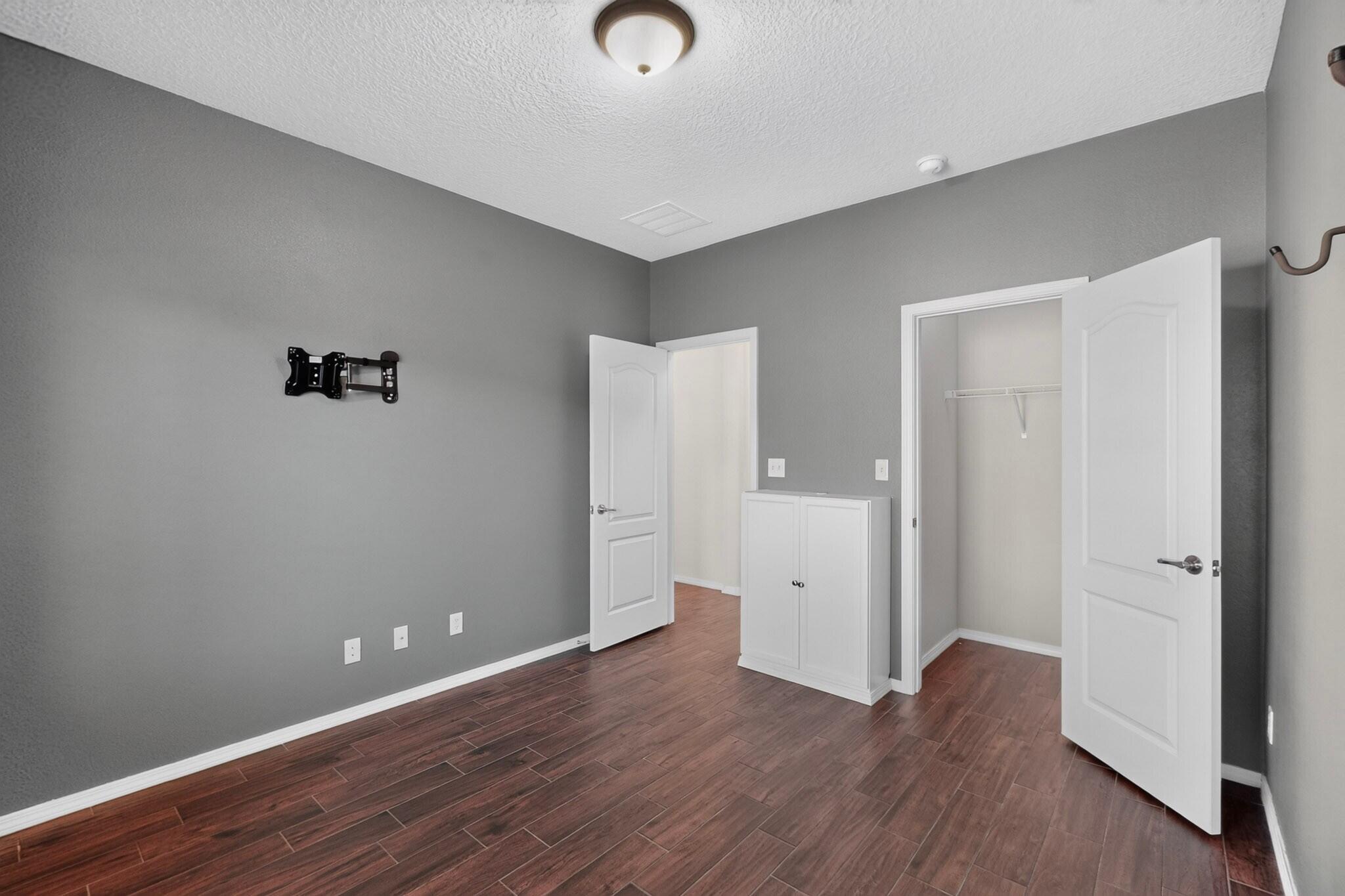 Photo 18 — 5843 Fossil Road NW