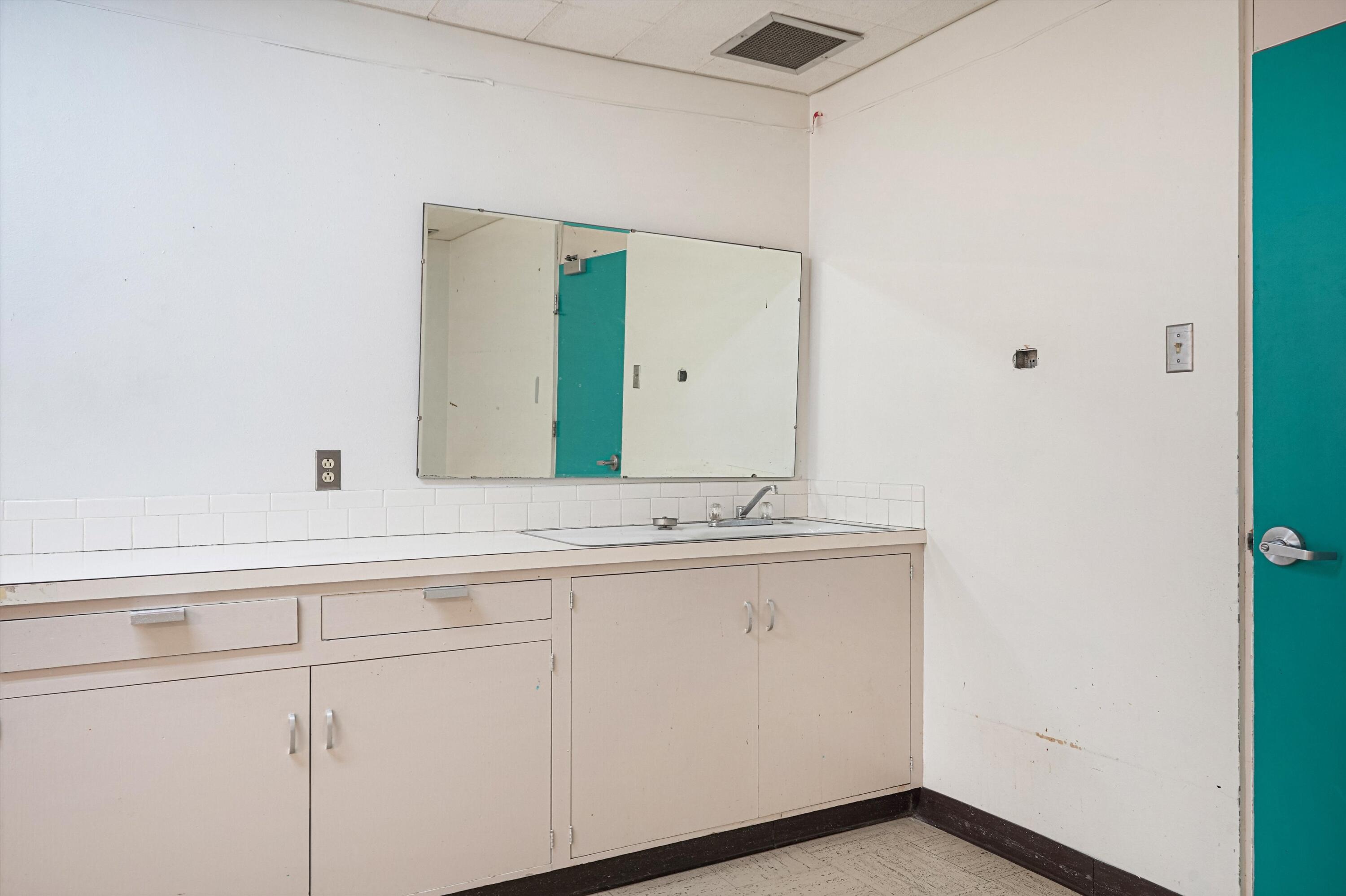 Photo 15 — 712 S 1st Street