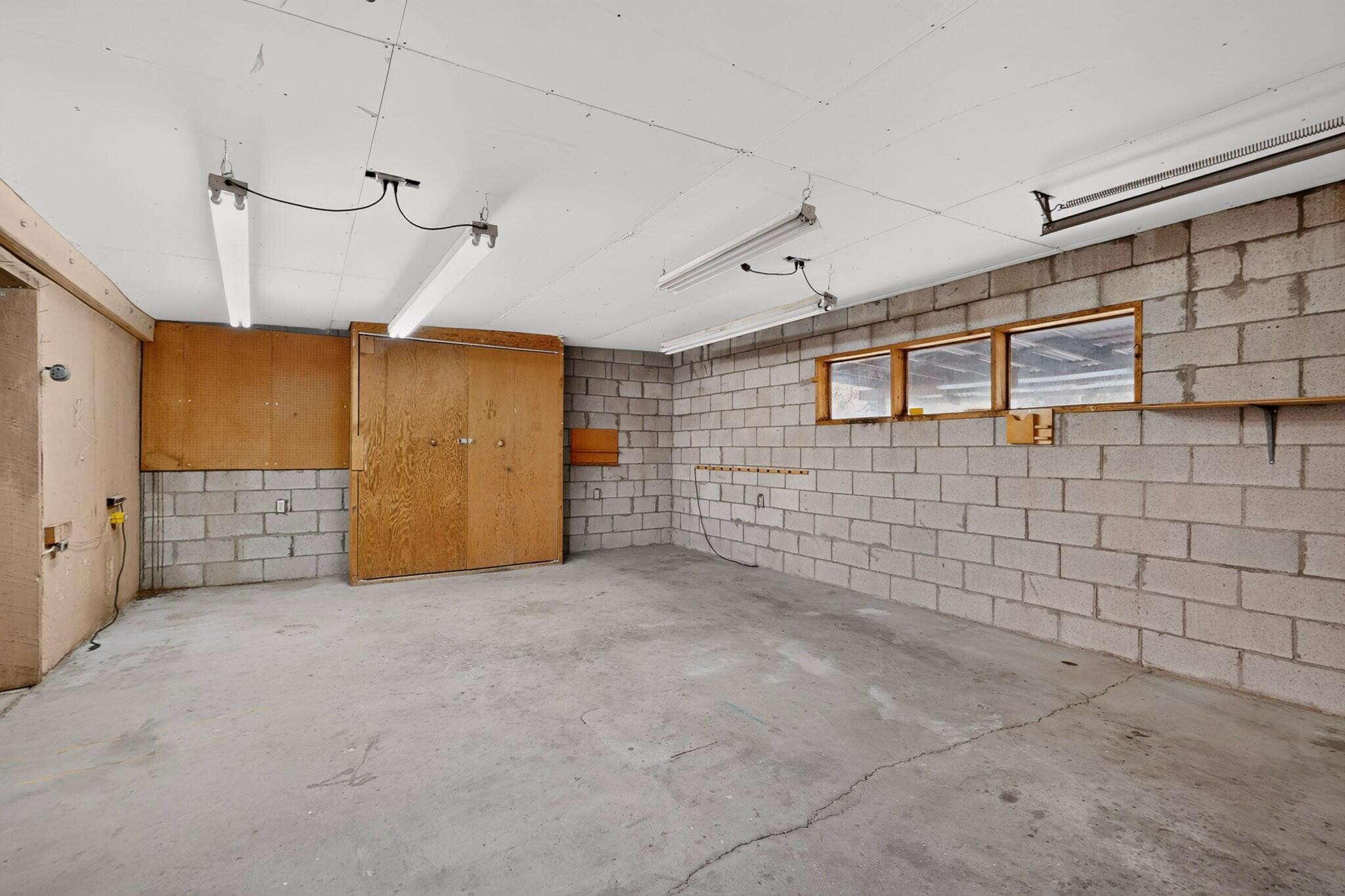 Photo 16 — 225 Willow Road NW