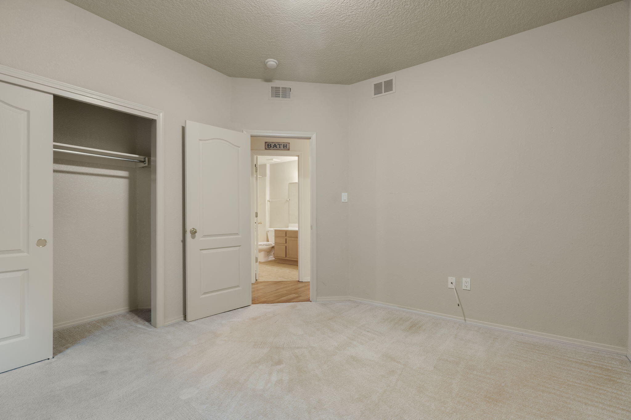 Photo 14 — 6101 Loro Avenue NW