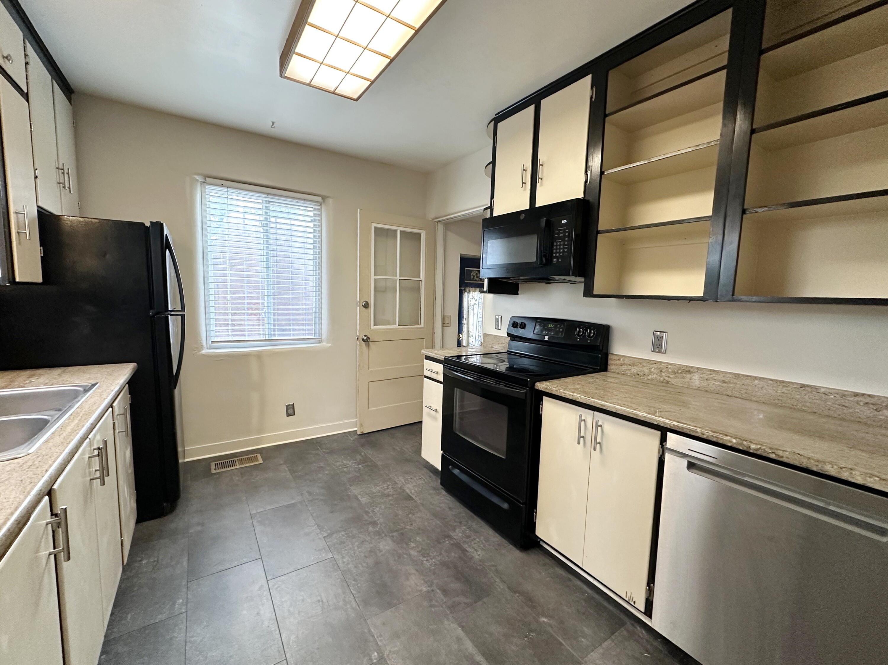 Photo 5 — 3112 Constitution Avenue NE