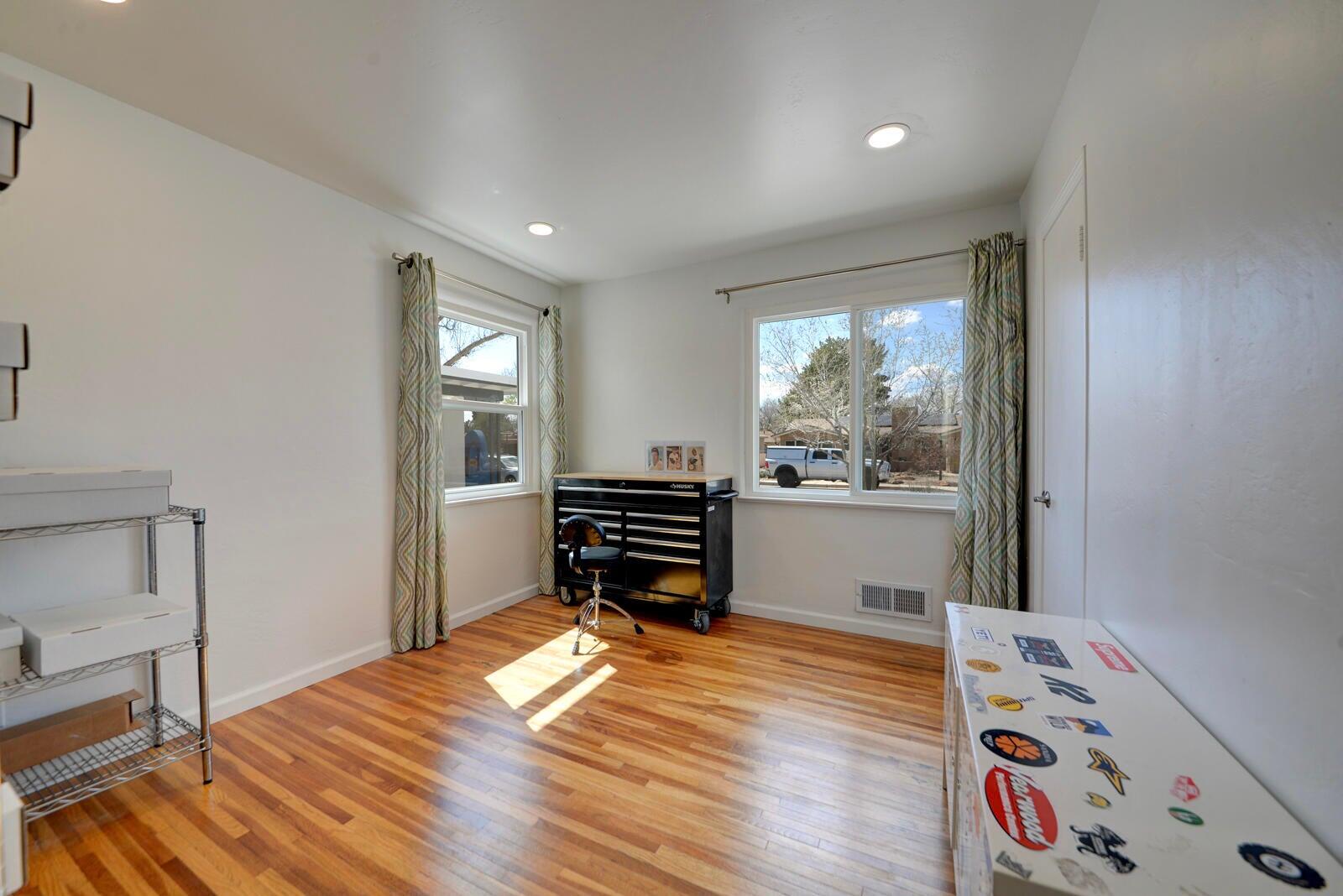 Photo 17 — 324 Chula Vista Place NE