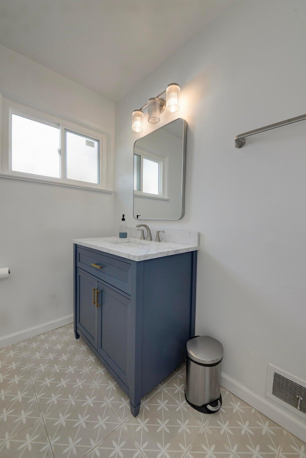 Photo 14 — 324 Chula Vista Place NE