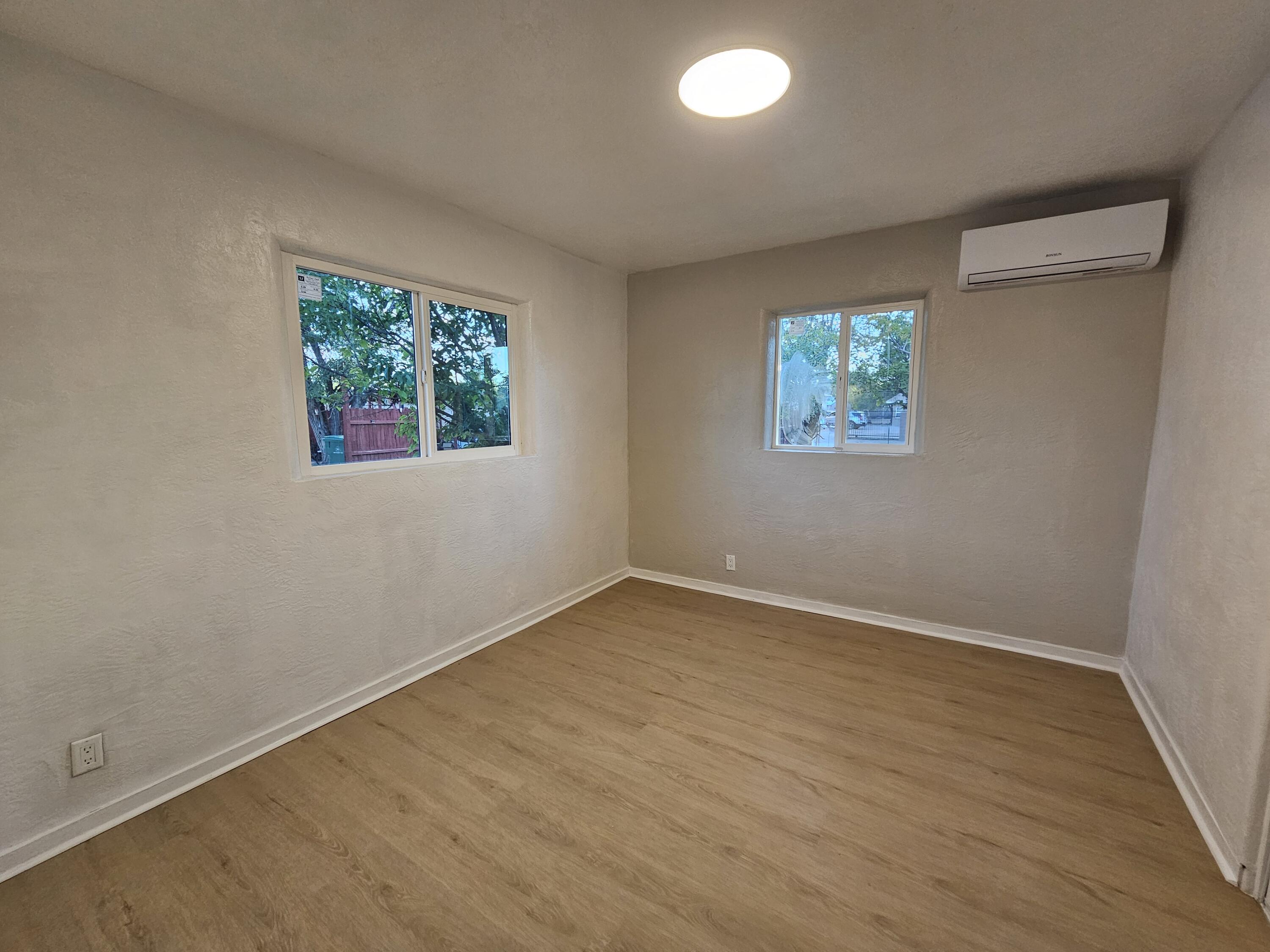 Photo 8 — 725 Cannon Road SW