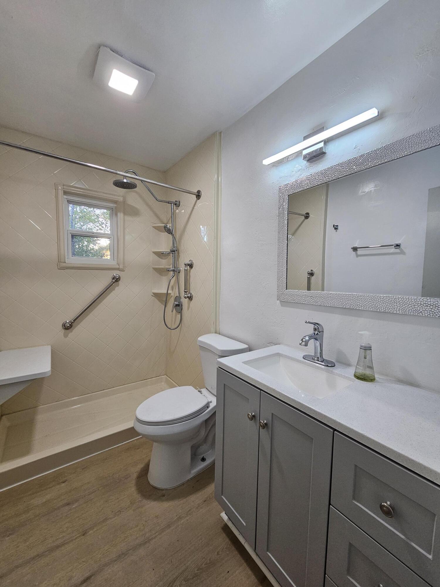 Photo 4 — 725 Cannon Road SW