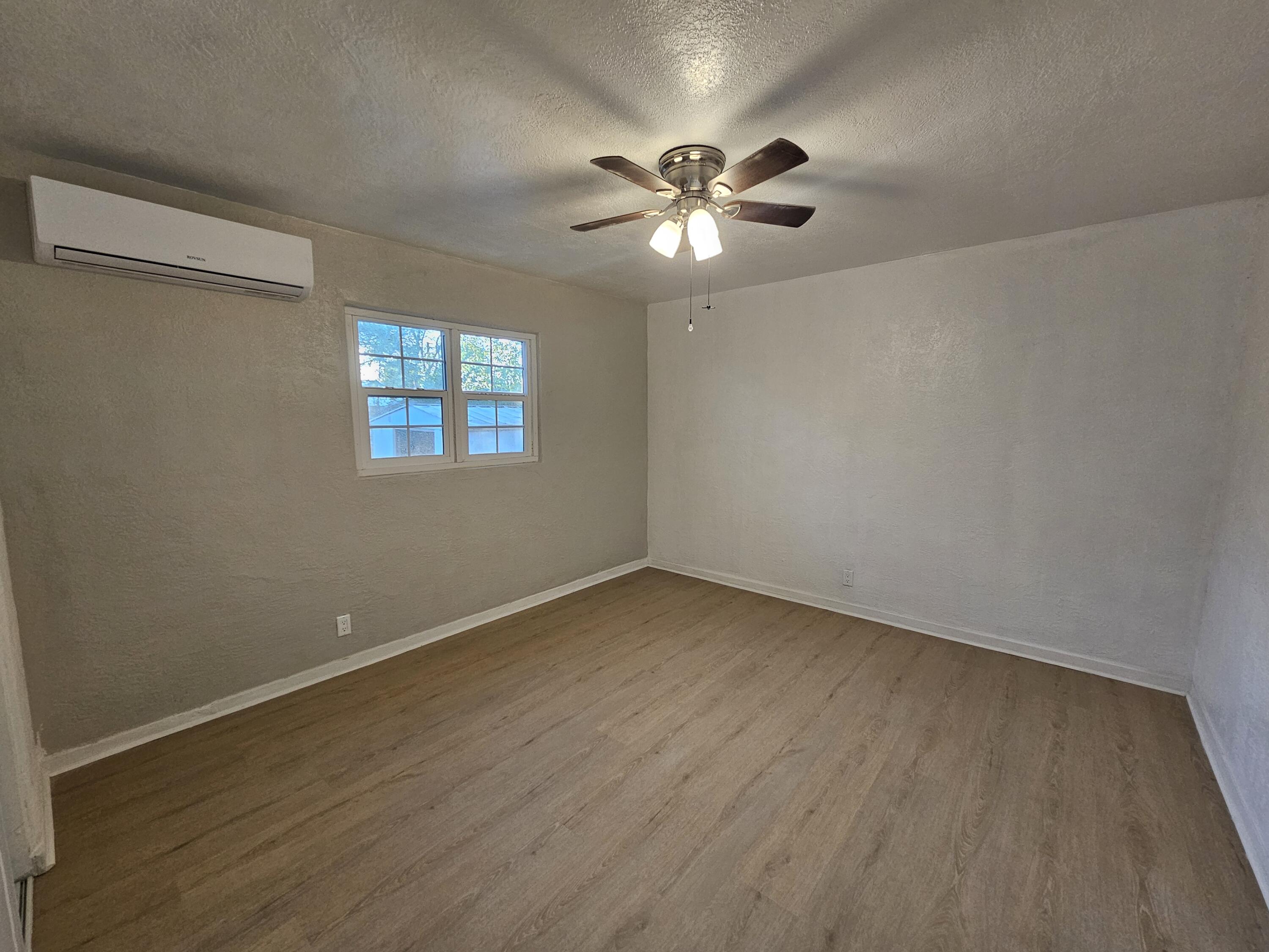 Photo 4 — 725 Cannon Road SW