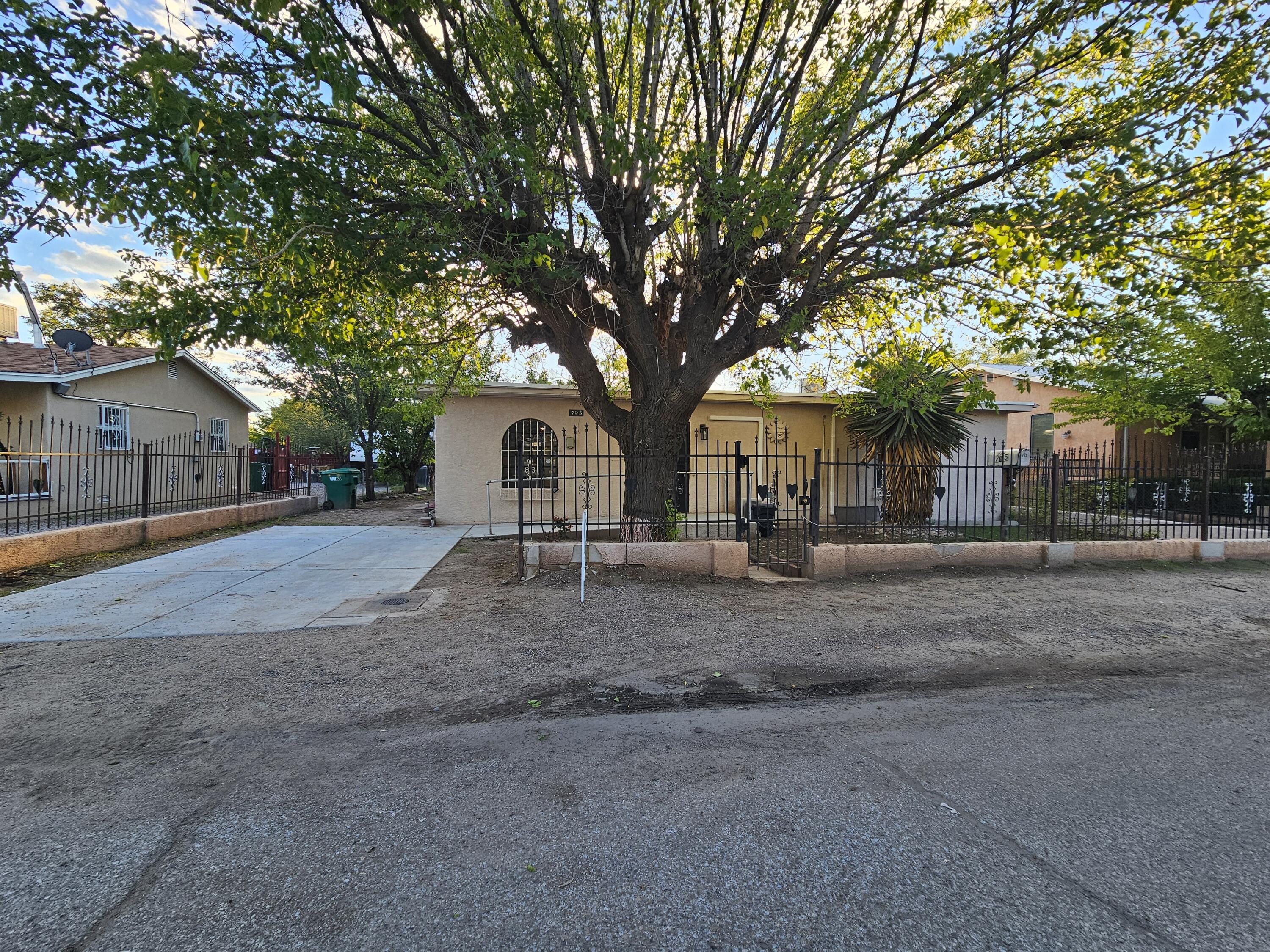Photo 16 — 725 Cannon Road SW