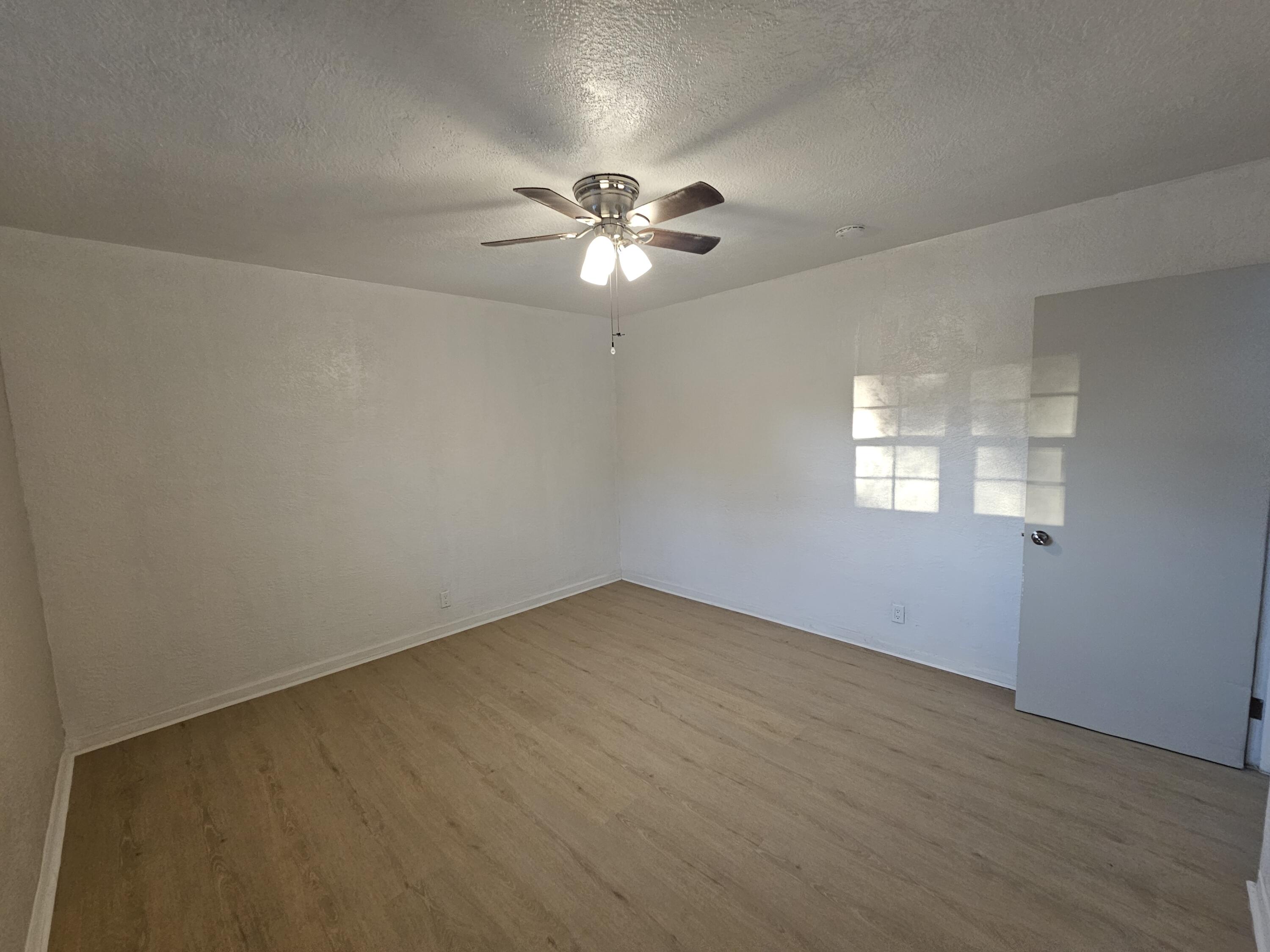Photo 7 — 725 Cannon Road SW