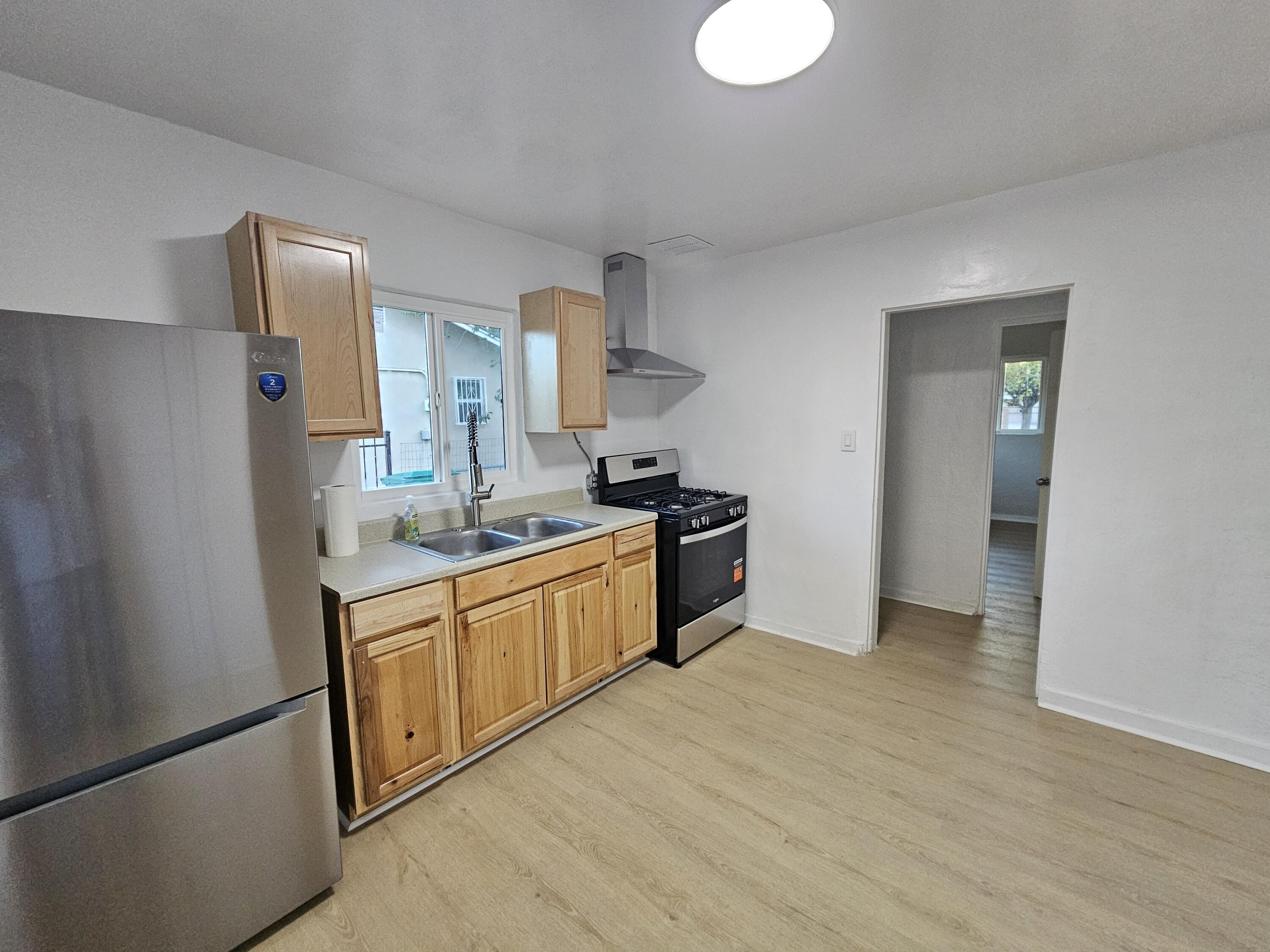 Photo 10 — 725 Cannon Road SW