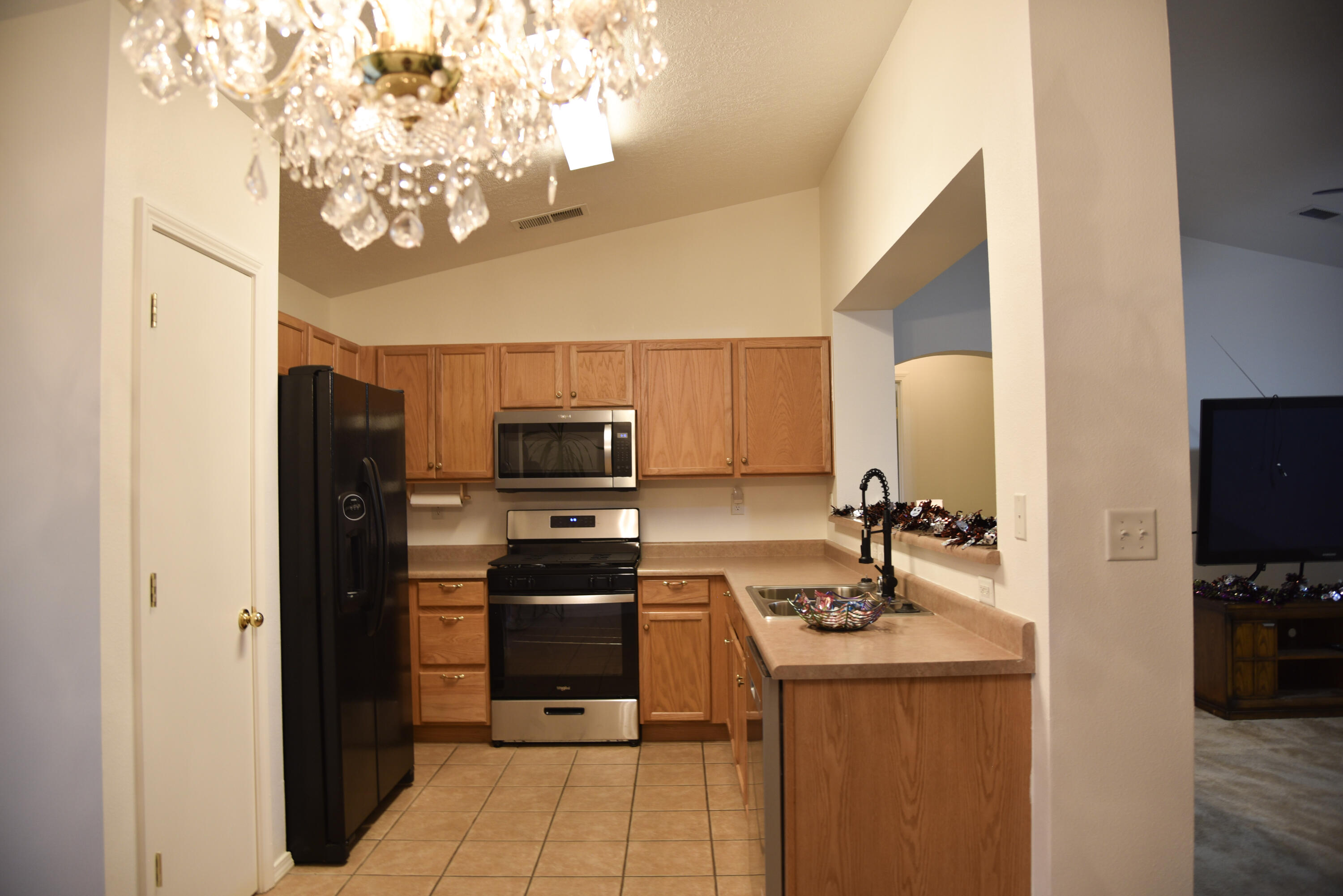 Photo 4 — 7619 Greywolf Road SW