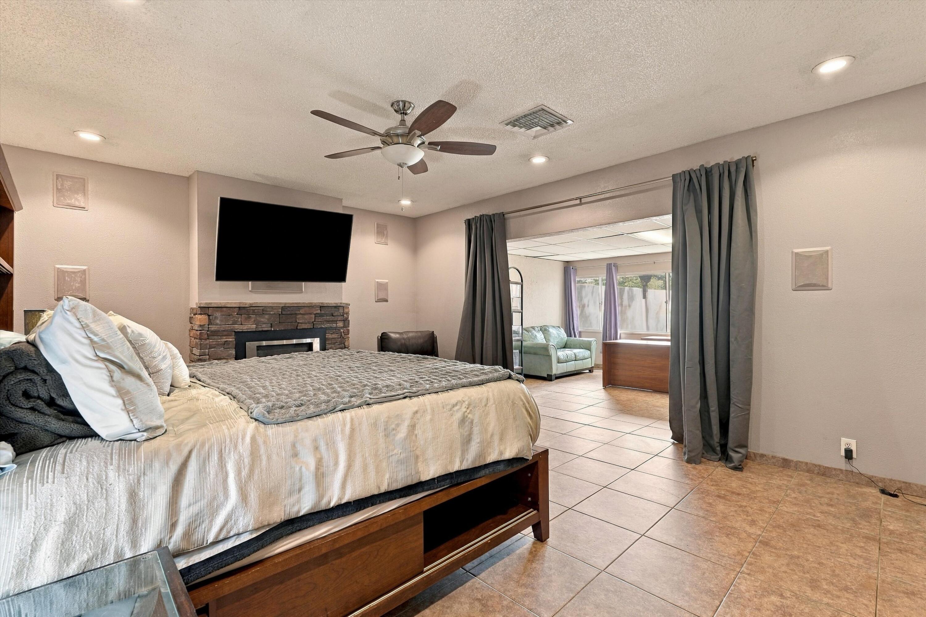 Photo 16 — 1300 Mesilla Street NE