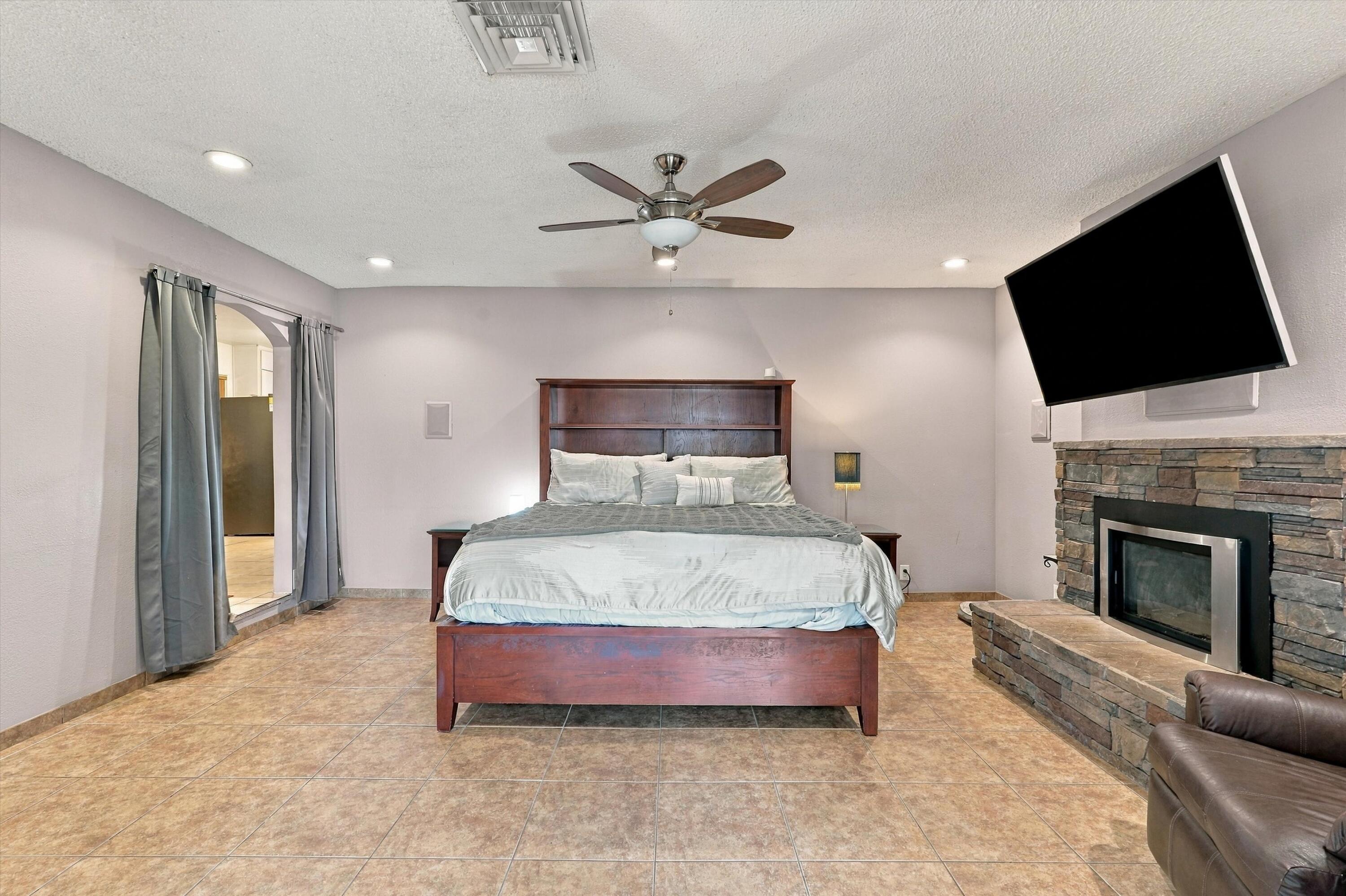 Photo 17 — 1300 Mesilla Street NE