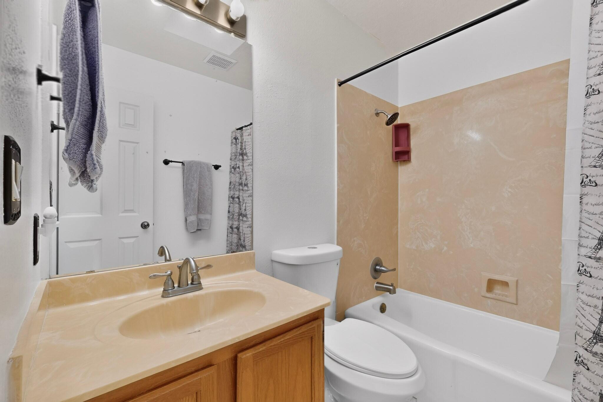 Photo 17 — 628 Eastlake Drive SE