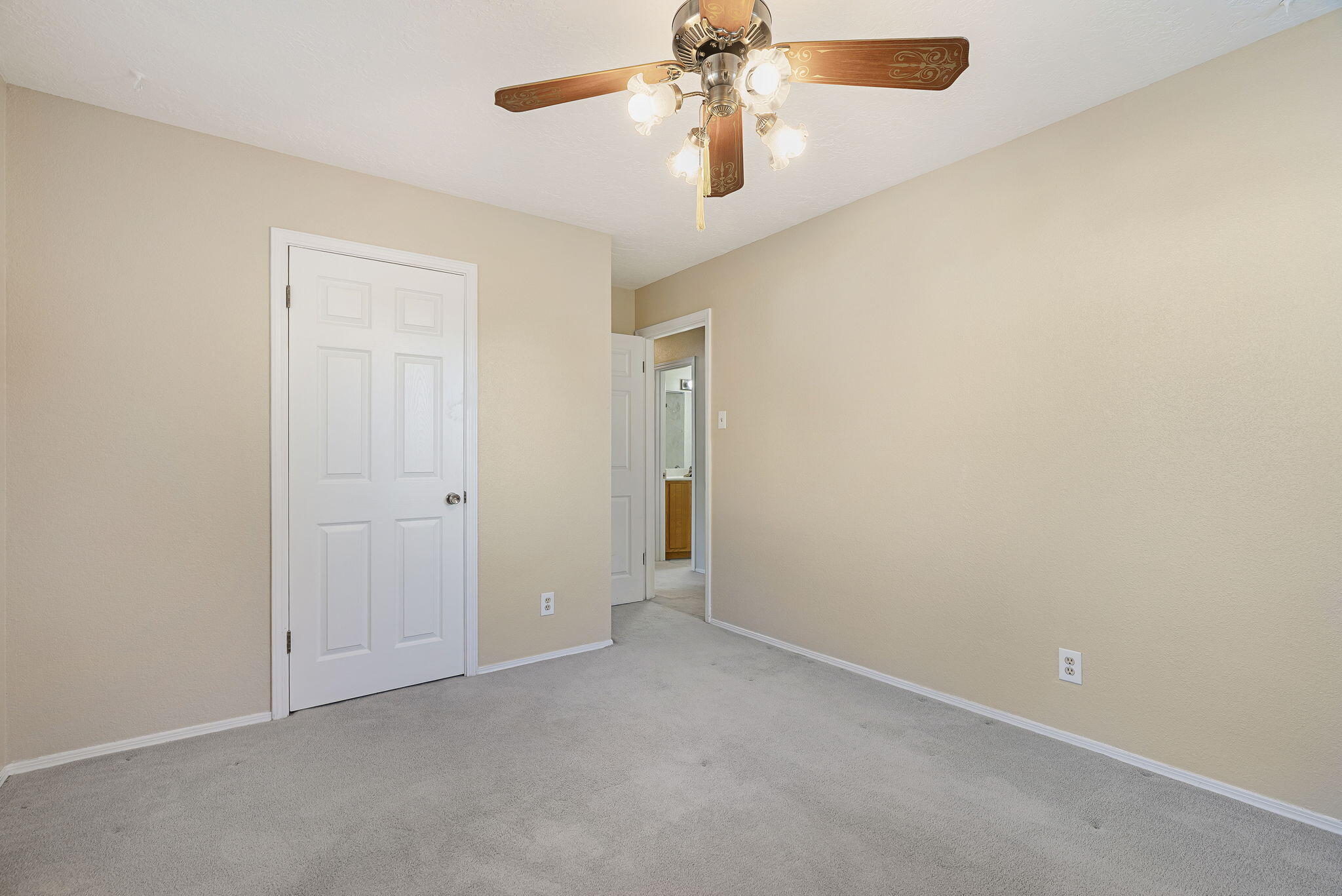 Photo 16 — 10502 San Marino Road NE