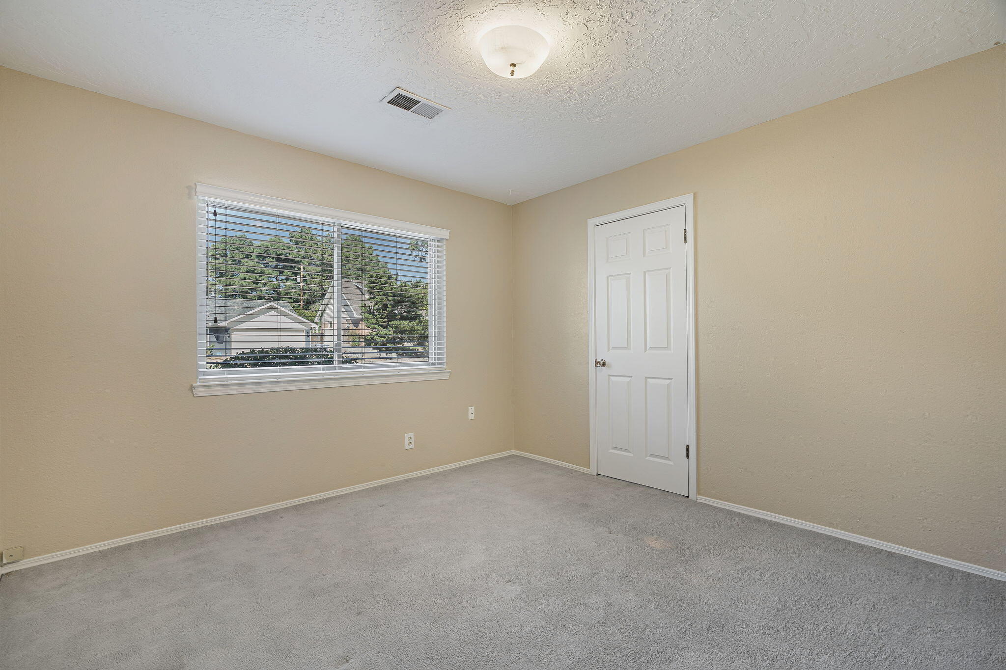 Photo 11 — 10502 San Marino Road NE