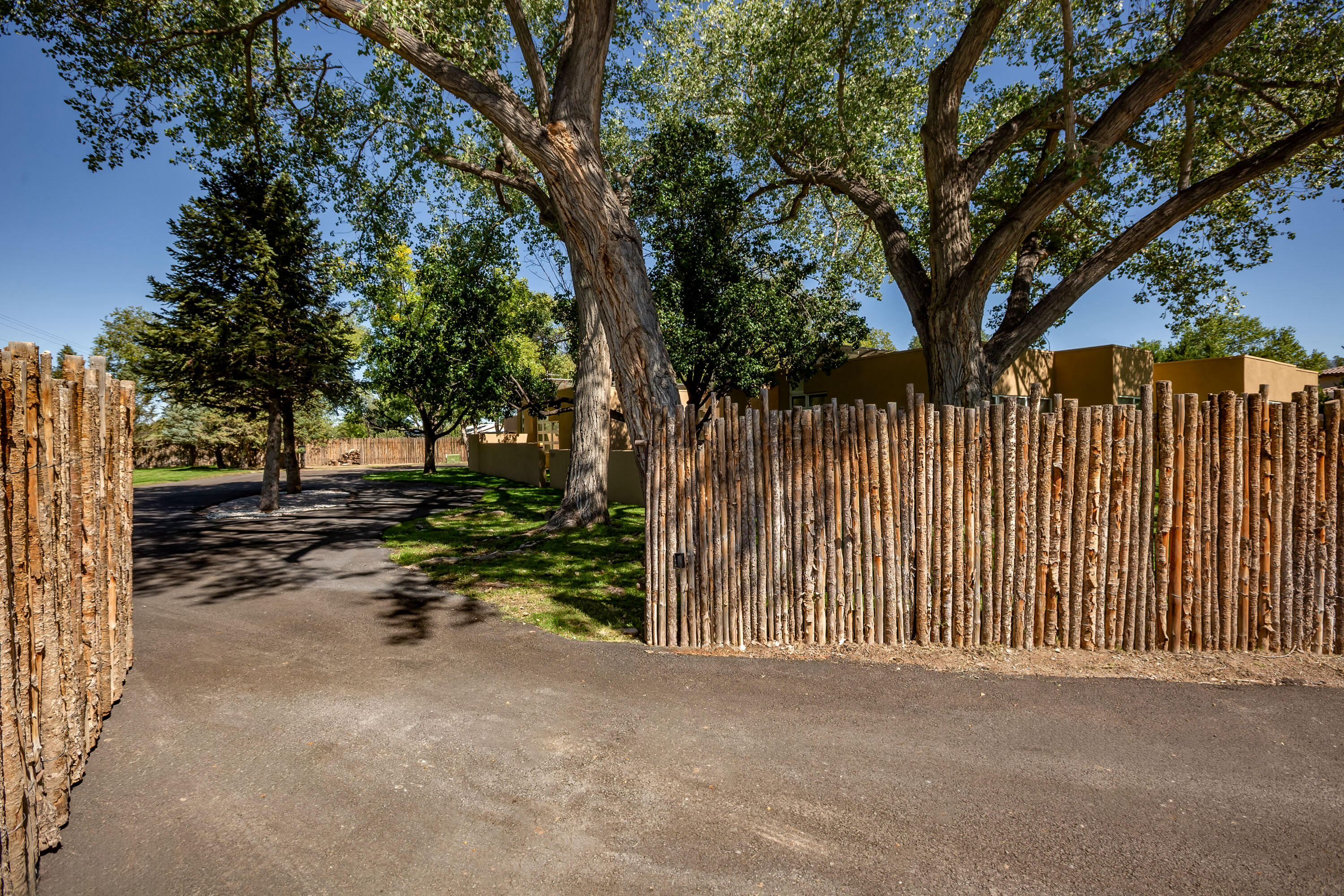 Photo 7 — 9417 Rio Grande Boulevard NW