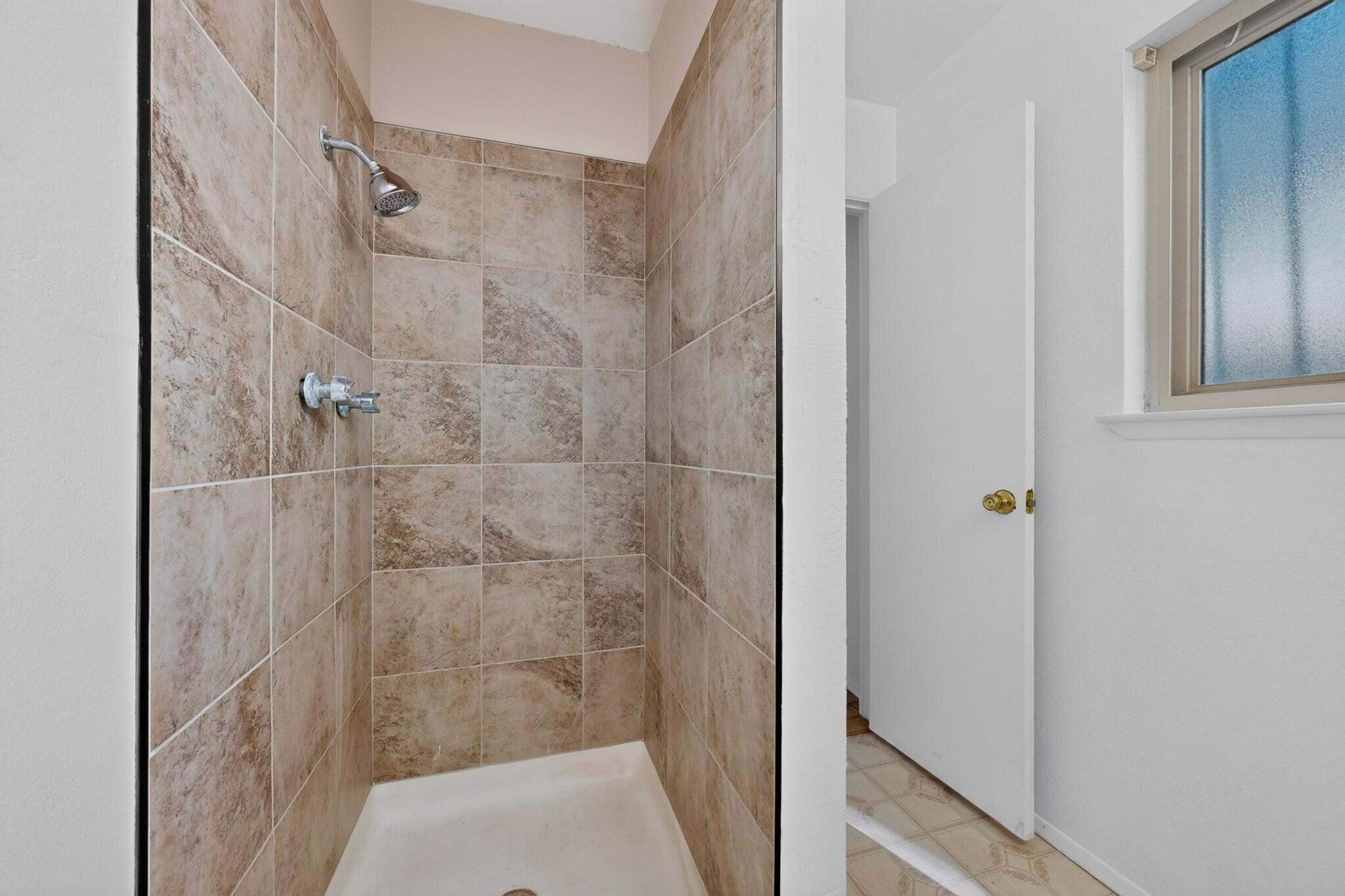 Photo 16 — 824 Dolores Drive NW