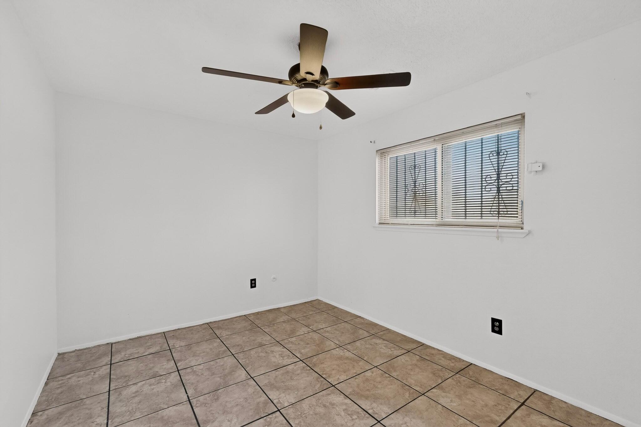 Photo 15 — 824 Dolores Drive NW