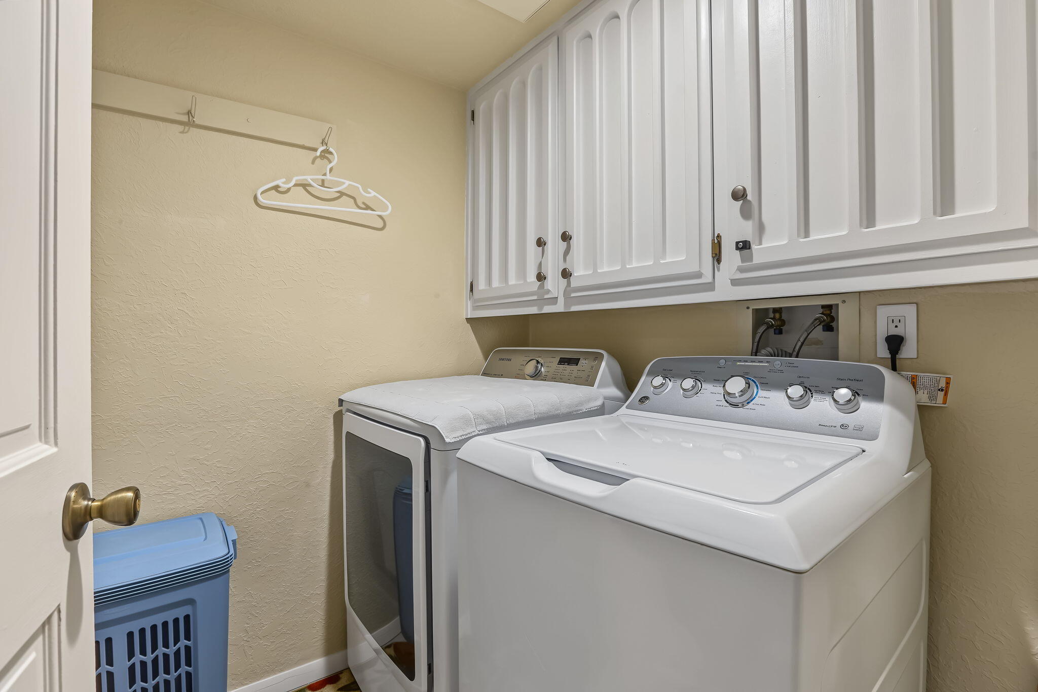 Photo 10 — 979 Antelope Avenue NE