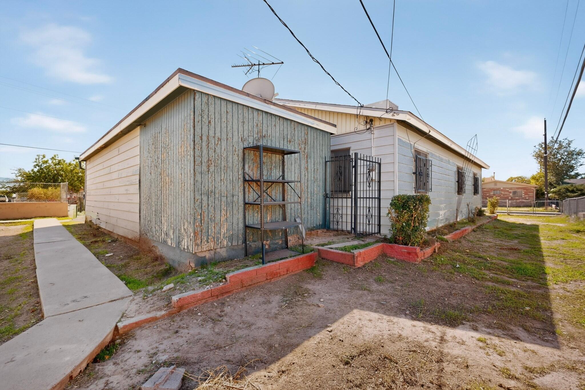 Photo 7 — 1301 Aztec Road NW